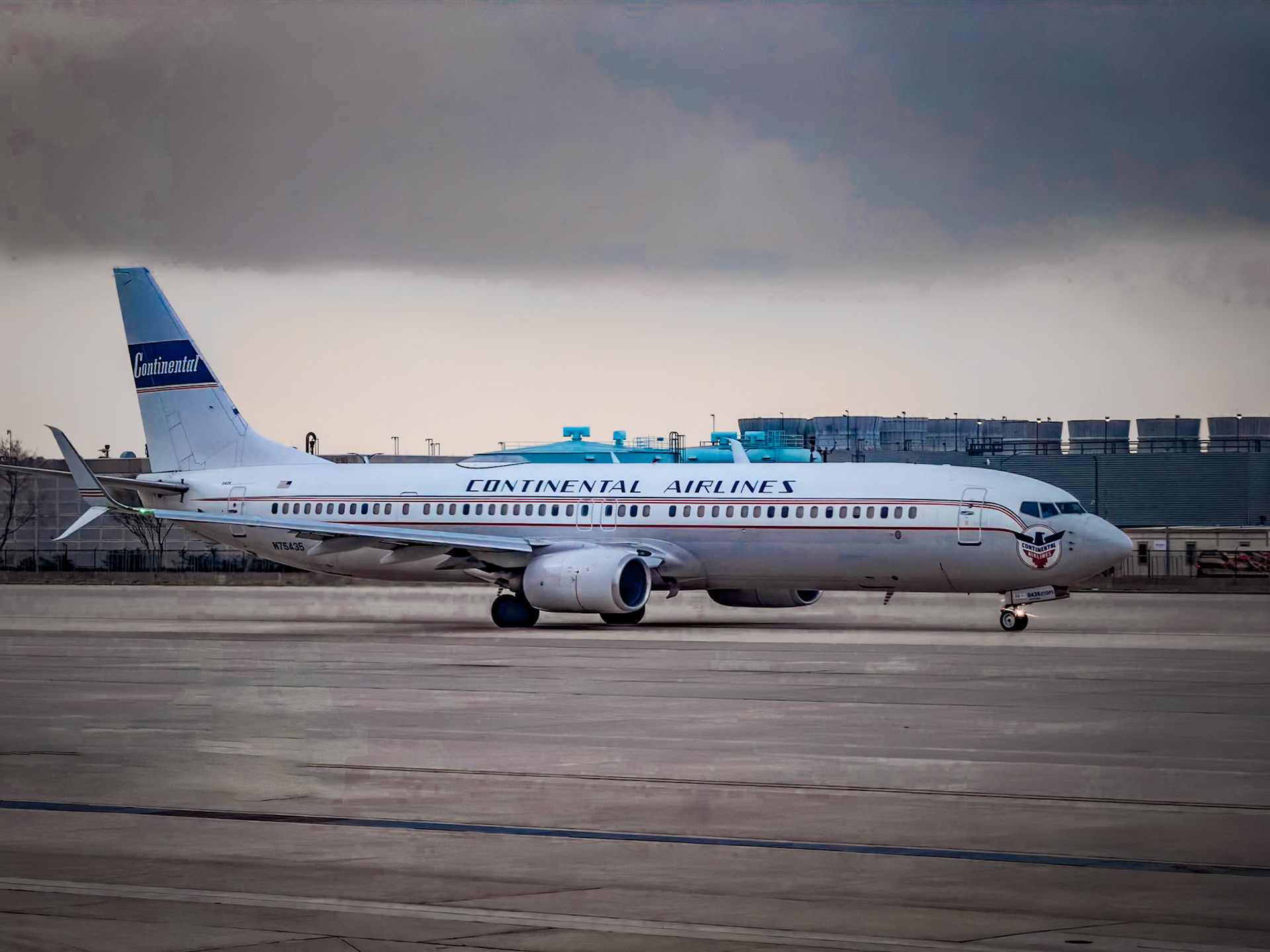B737-924ER in retro livery at Houston Intercontinental airport