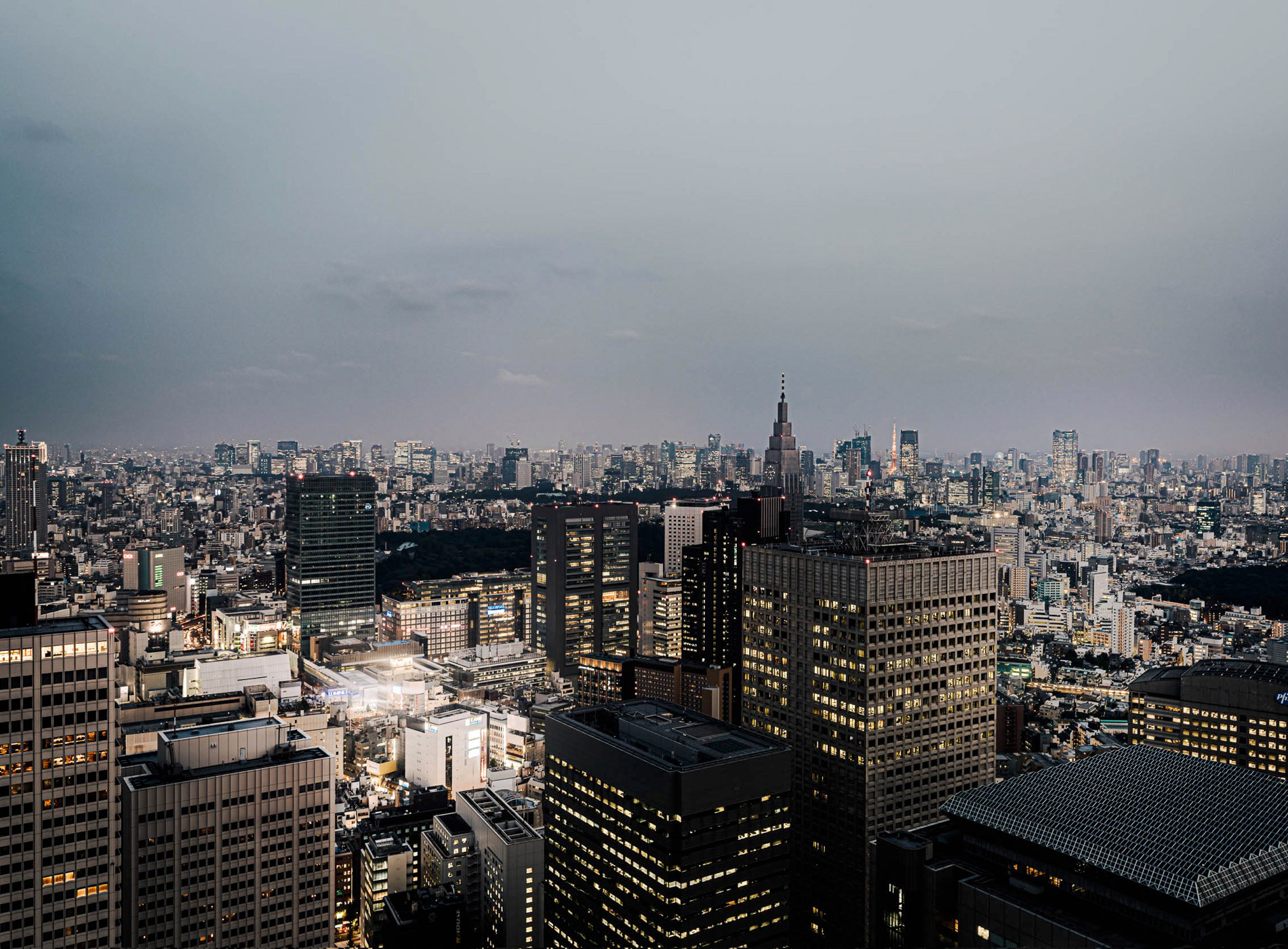 The dusk view across Shinjuku and beyond to central Tokyo from the observation deck of the 'Tochomae' Tokyo Metropolitan Government Building, Nishishinjuku, Shinjuku City, Tokyo, Japan