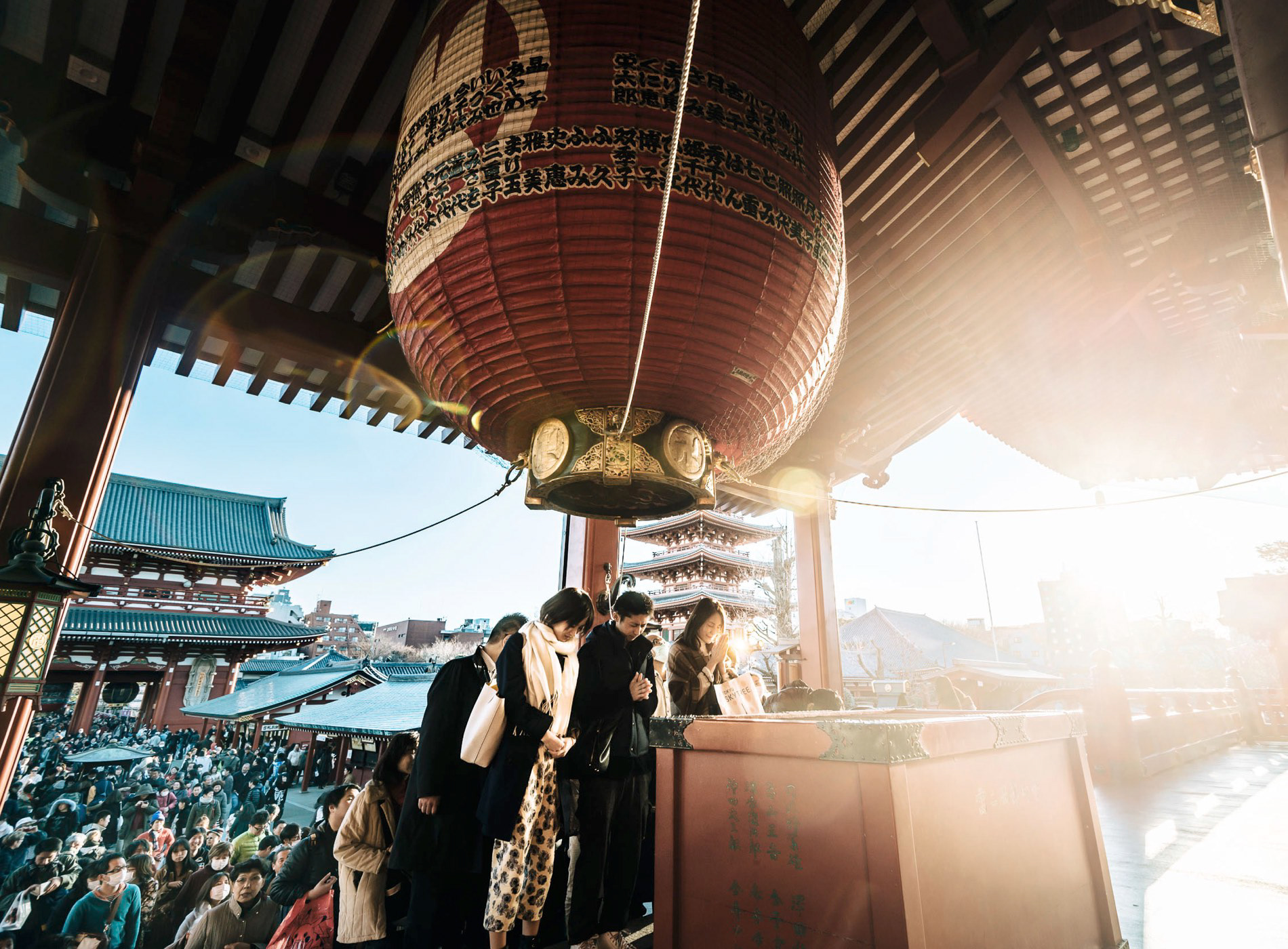 Worshippers queue to pay their respects at Sensoji (Senso-ji) temple, Asakusa, Taito City, Tokyo, Japan
