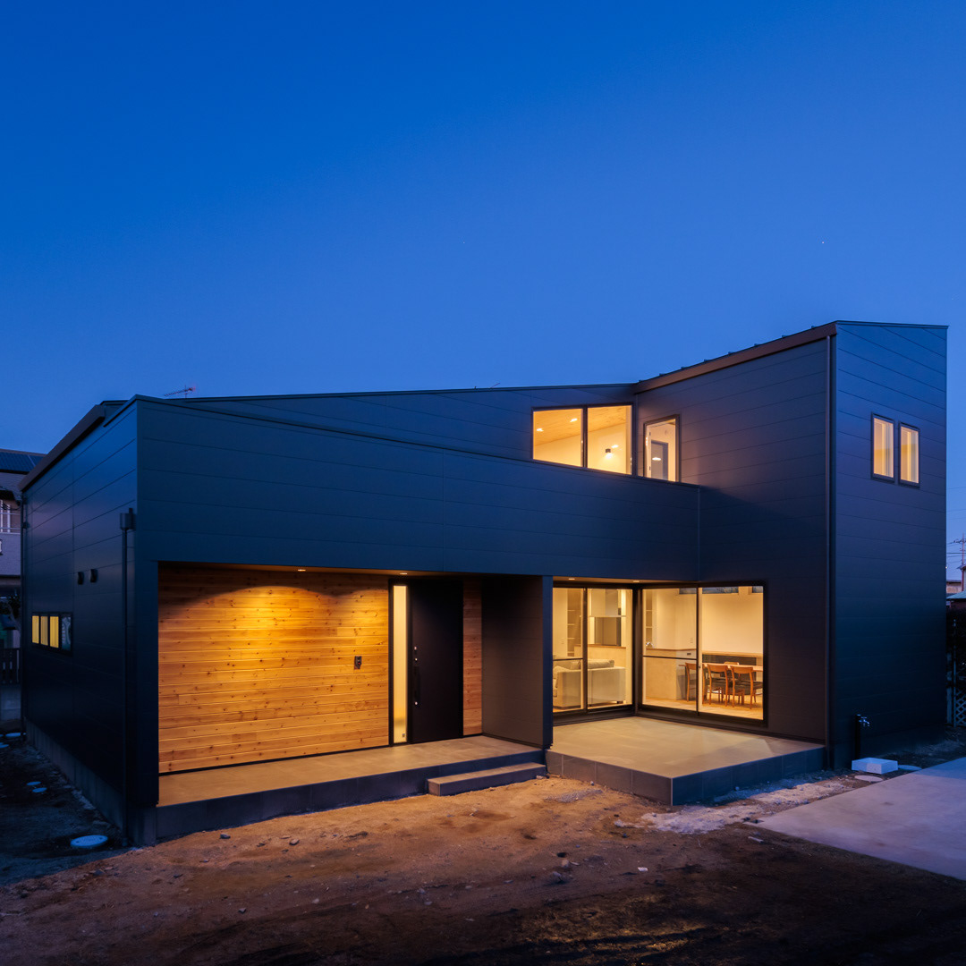 夜間の住宅外観撮影