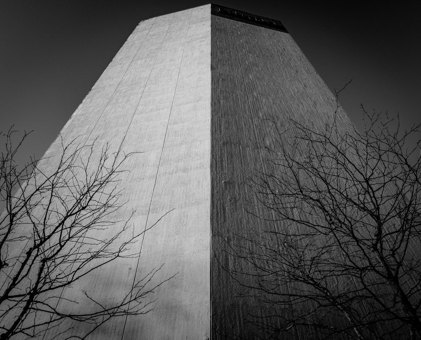 Silent Giant — A monolithic structure meets winter light, Düsseldorf