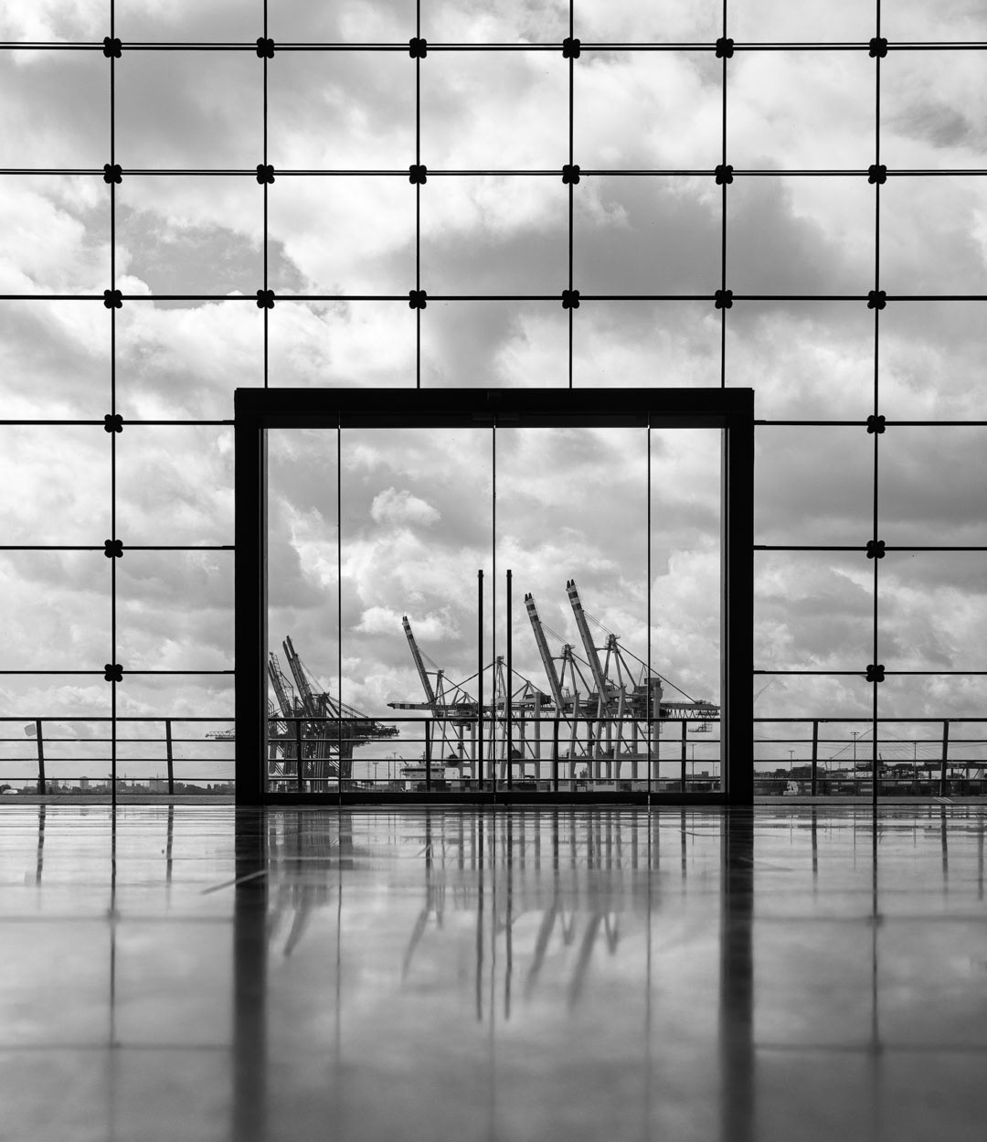 Urban Grid — Structural precision against an open sky, Hamburg