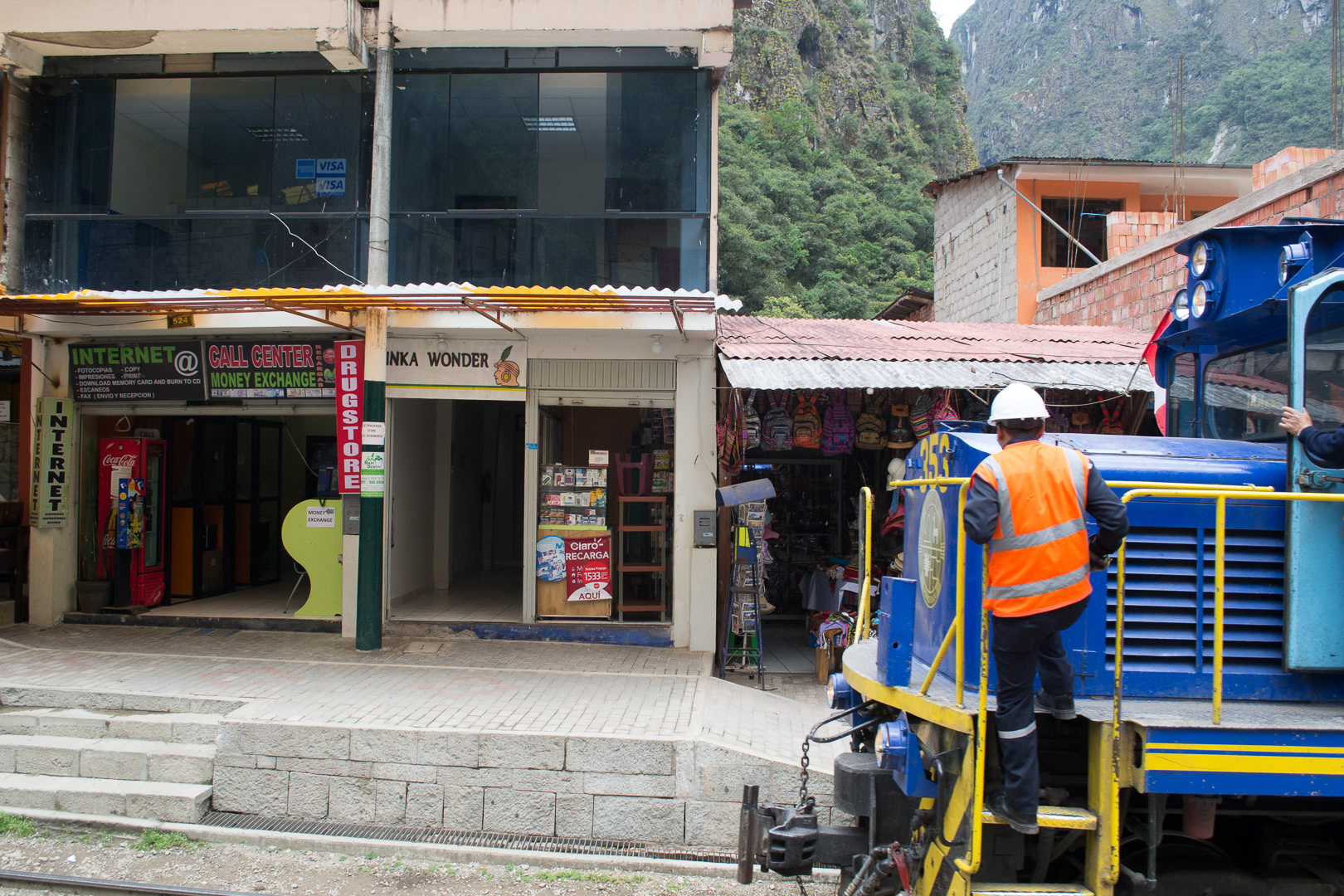Aguas Calientes: tren delante del hotel Inka Wonder