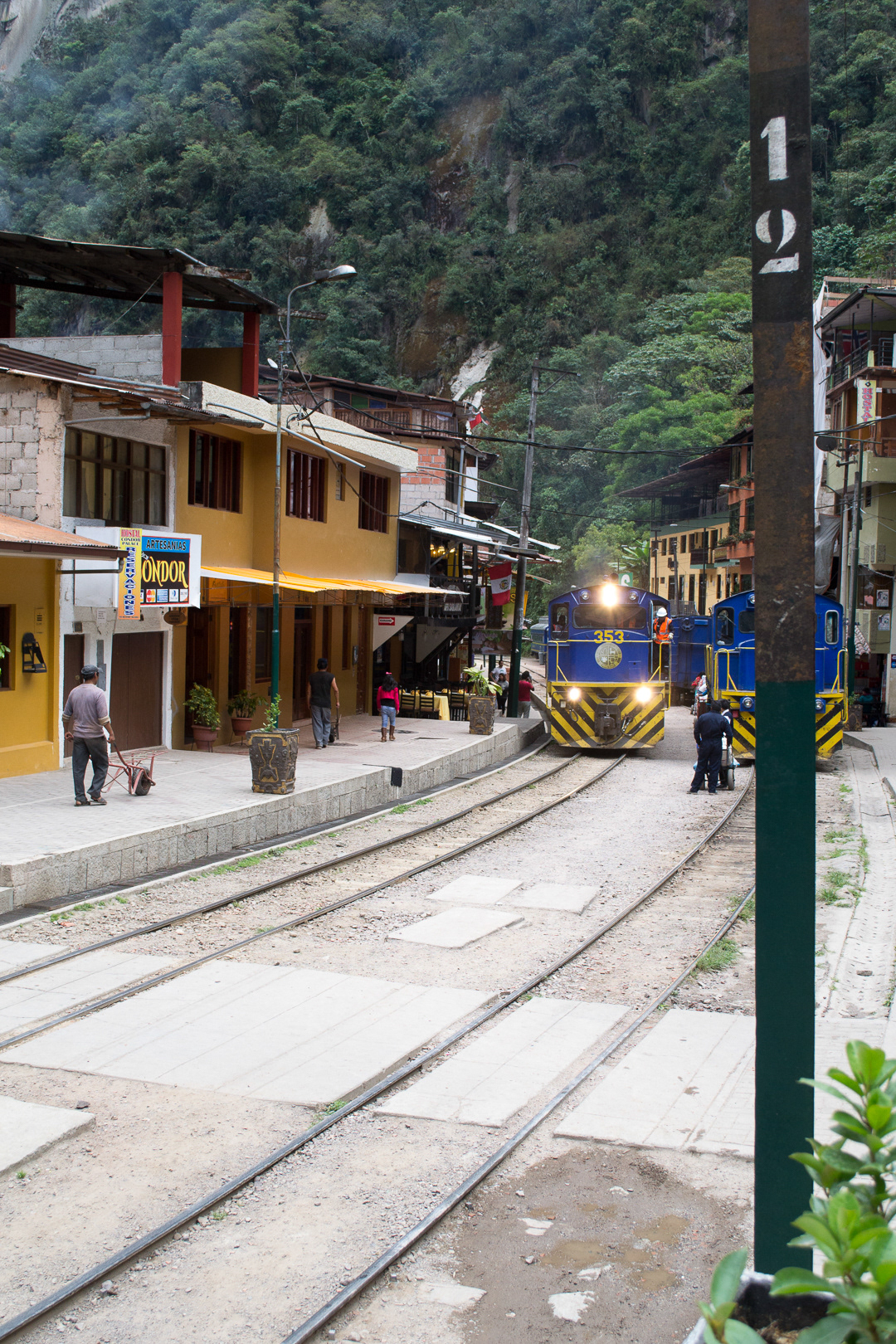 Aguas Calientes: tren por dentro de la ciudad