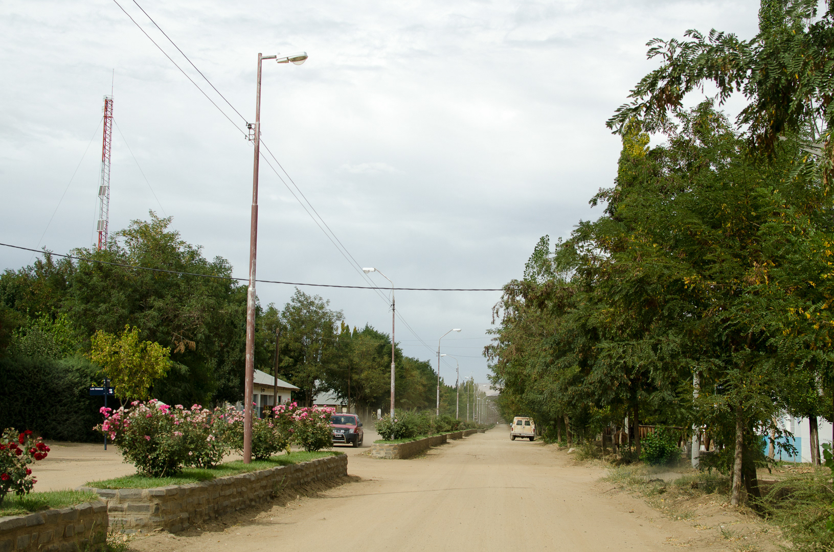 Calle pricipal de Varvarco, donde prácticamente no hay señal de celular y un solo teléfono fijo