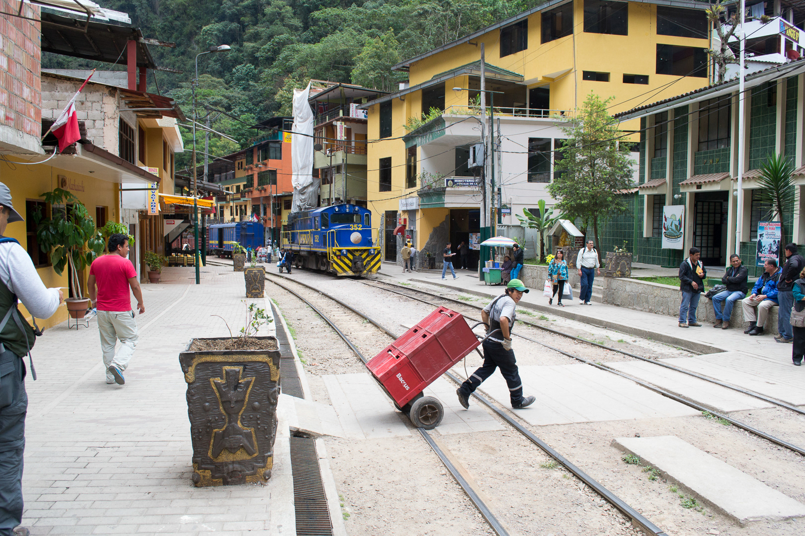 Aguas Calientes: tren por dentro de la ciudad