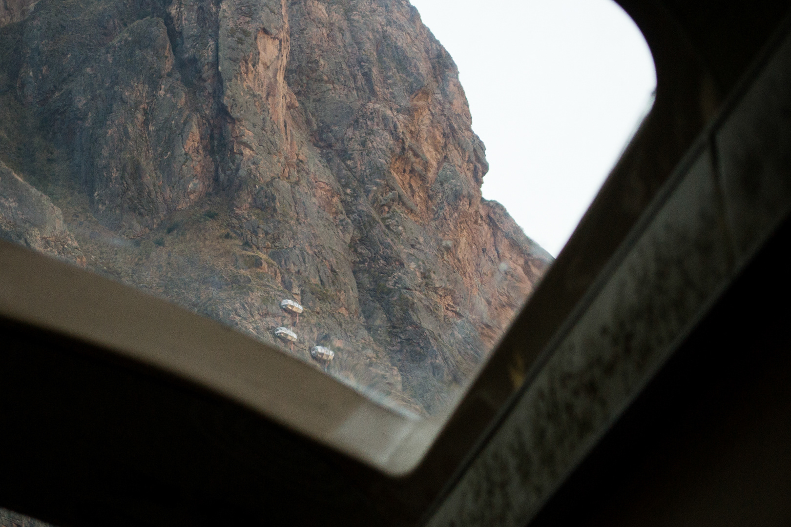 Vista del Skylodge Adventure Suites desde el tren