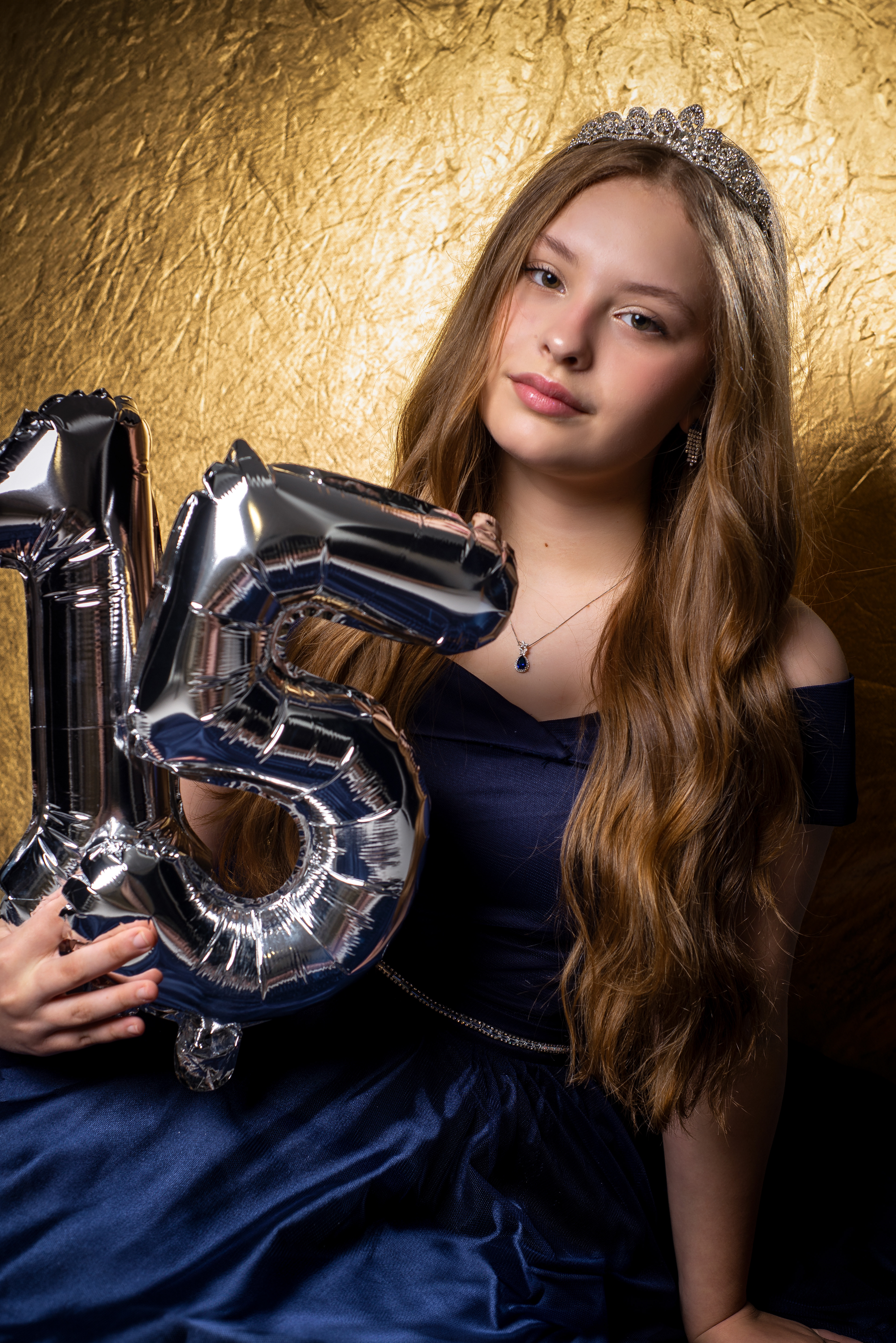 Foto de debutante em ensaio fotográfico de 15 anos em estúdio em Blumenau, ideal para quem busca fotos de aniversário de 15 anos.