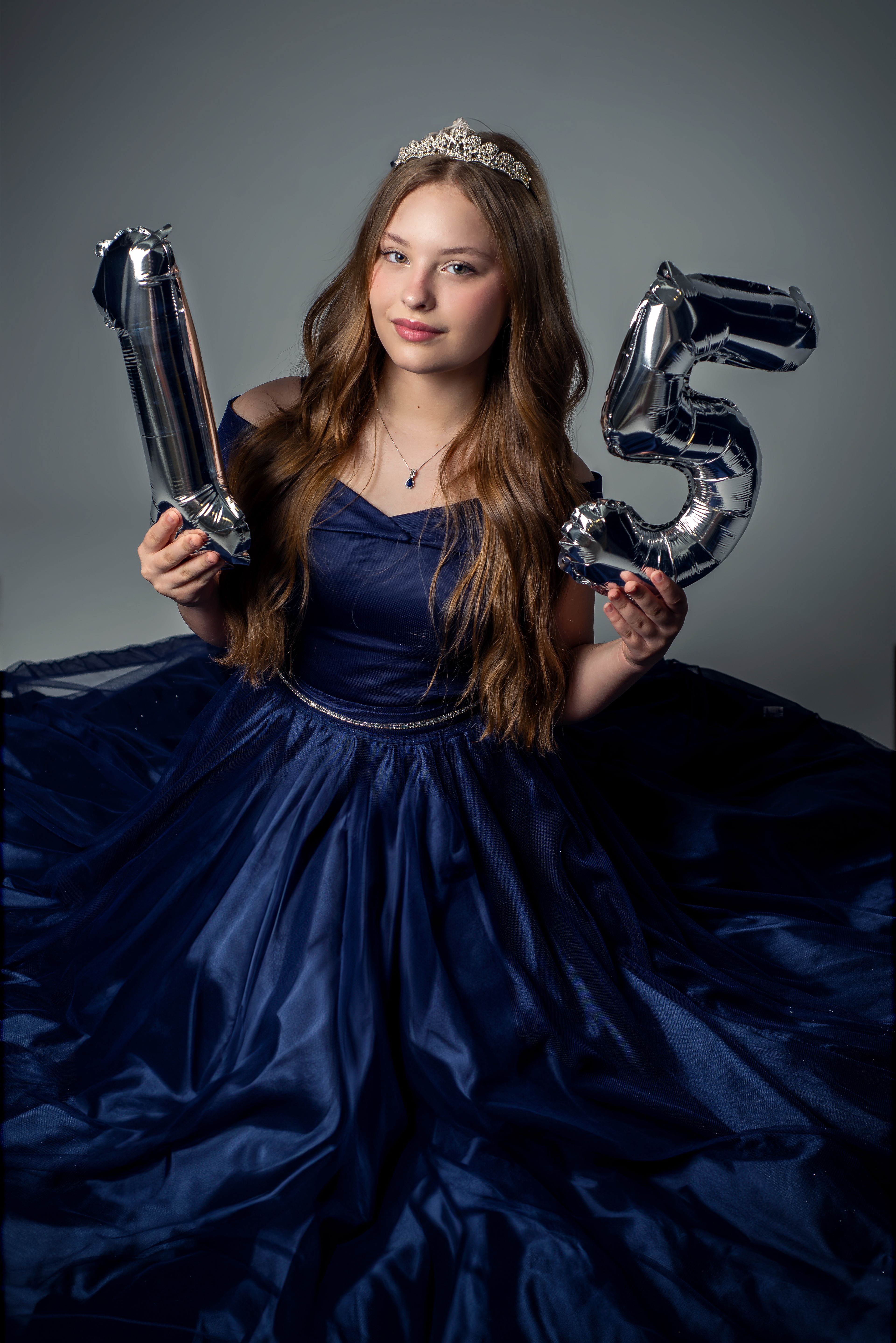 Foto de debutante comemorando 15 anos em estúdio em Blumenau, ensaio fotográfico com proposta delicada.