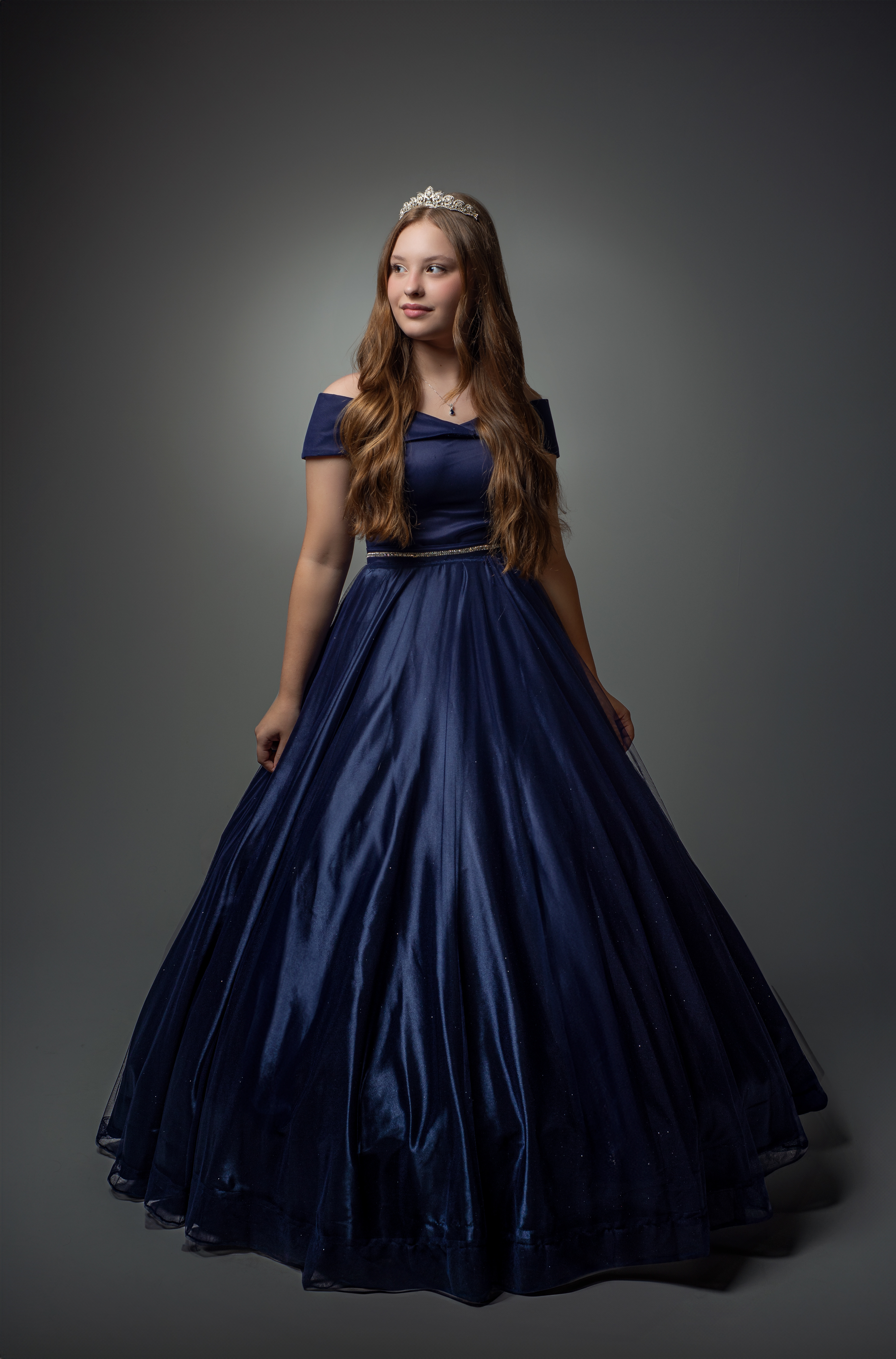 Ensaio de 15 anos em estúdio em Blumenau, com foto de debutante em corpo inteiro e direção profissional.