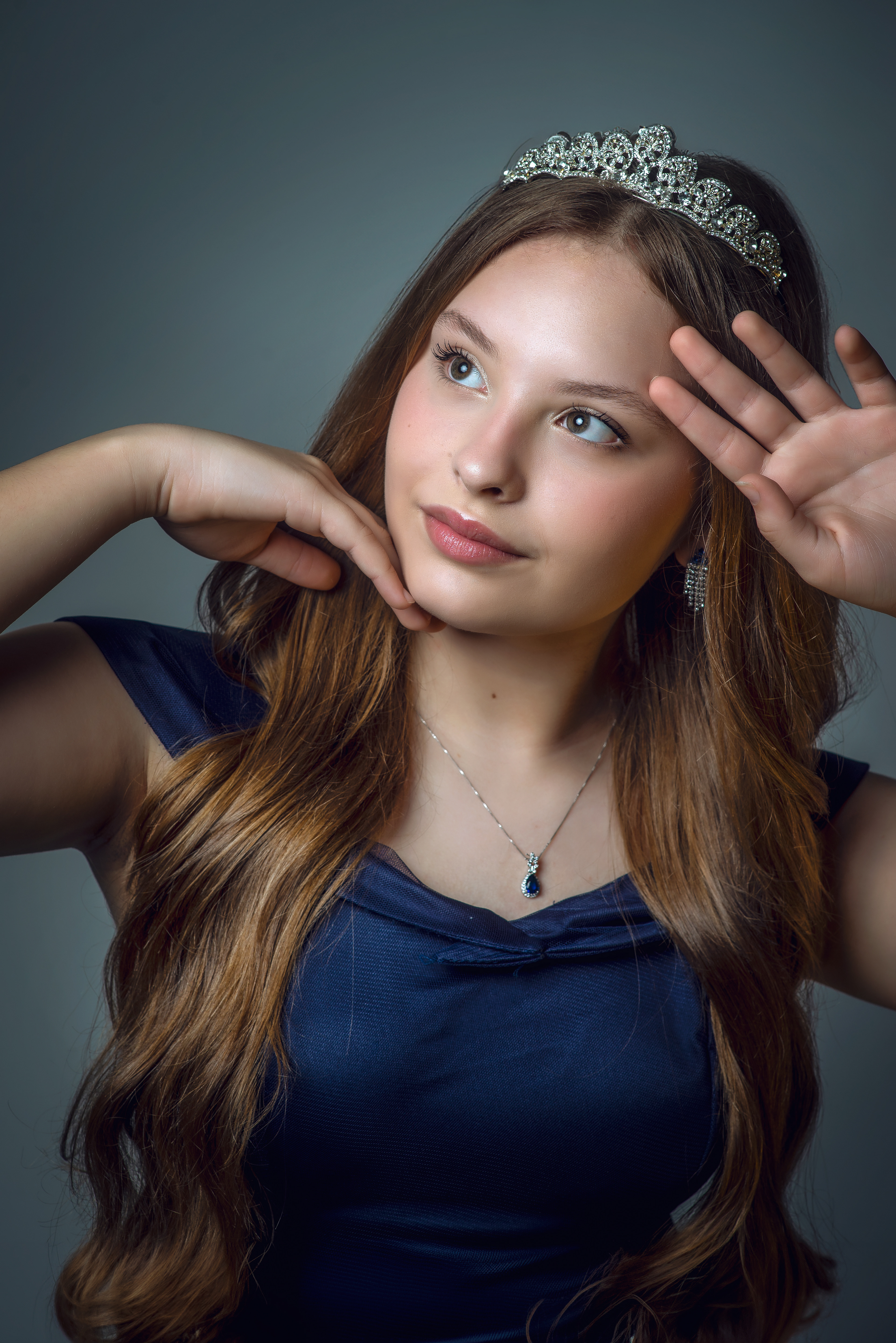 Retrato de debutante em ensaio de 15 anos em estúdio em Blumenau, com foco em expressão e identidade.
