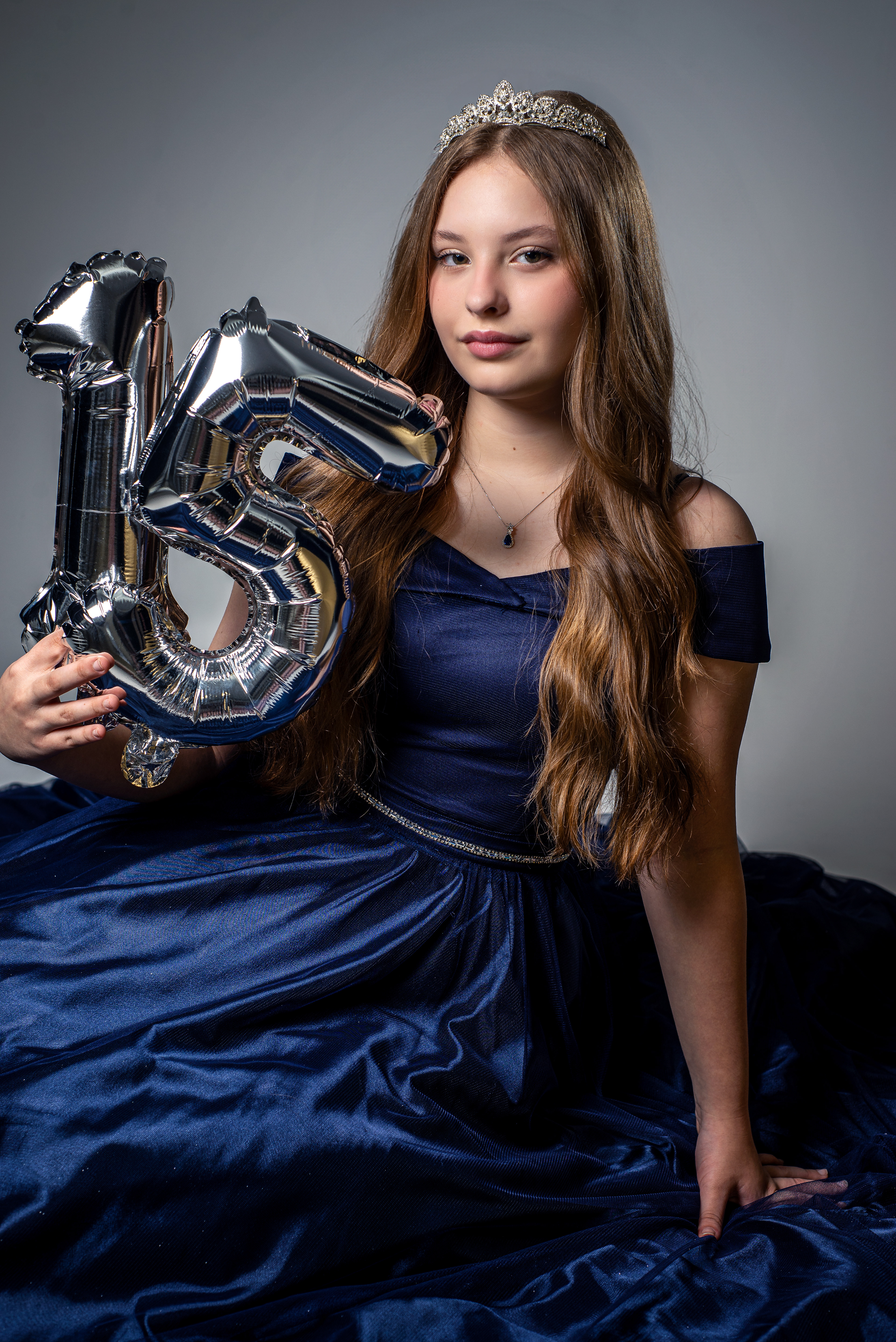 Ensaio de 15 anos em estúdio em Blumenau, com foto de debutante celebrando seus 15 anos com direção profissional.