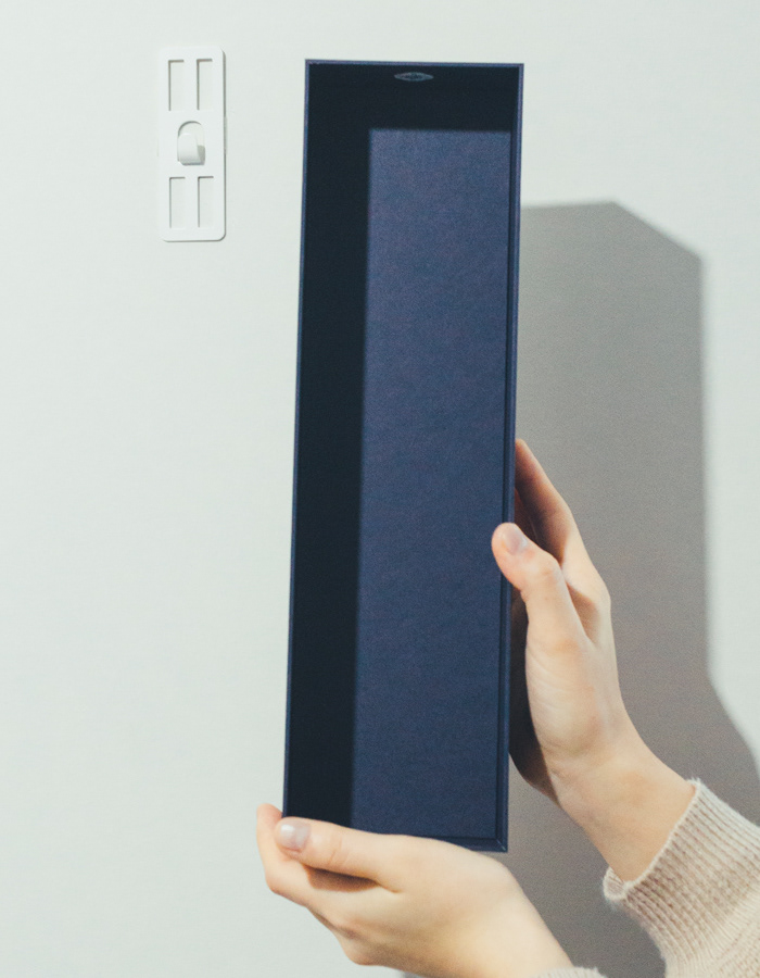 「紙」棚ならではの軽さが持ち味。後ろにフックを付けると壁掛けに。※写真のフックは「壁美人」という既製品です。