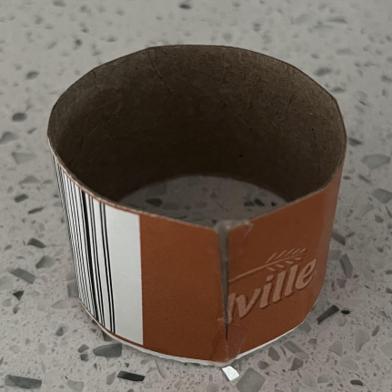 Cardboard ring used to support the entrance.