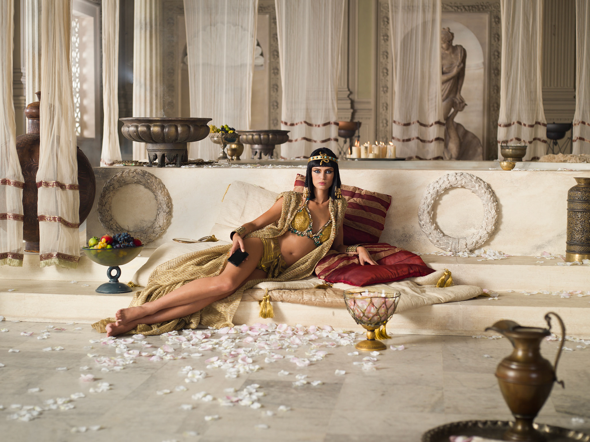 Julius Caesar and Cleopatra - Client: TIM - Agency: Santo - Featuring: Neri Marcore', Bianca Balti and Marco Marzocca