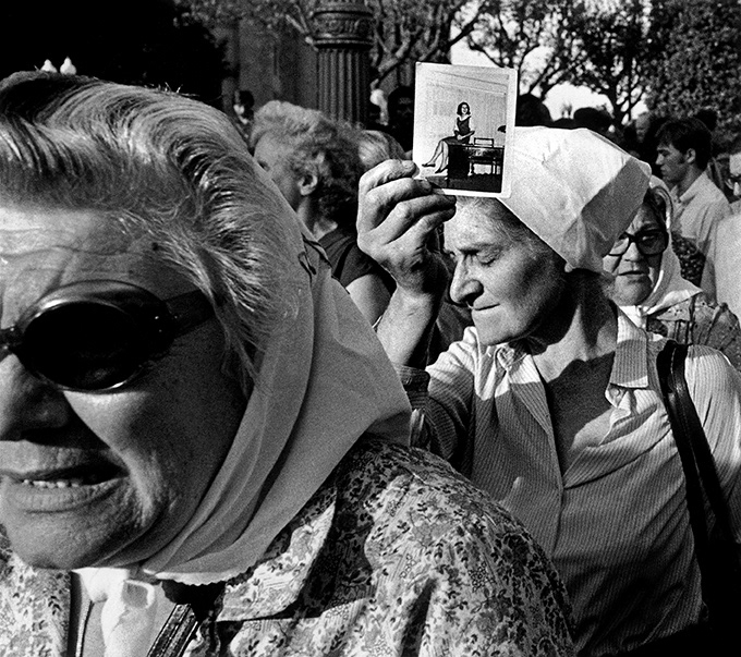 The Madres de Plaza de Mayo, Buenos Aires, 1981 © Eduardo Longoni,