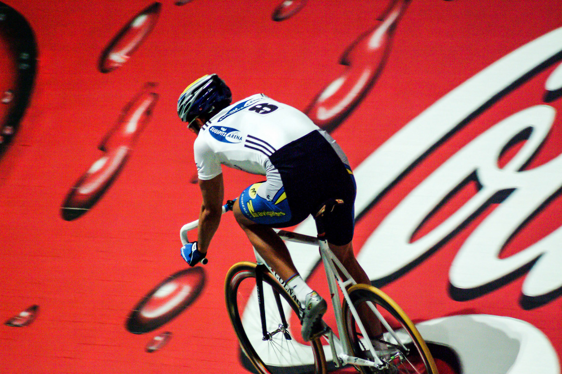 ein durstiger Radler im Coca Cola Land