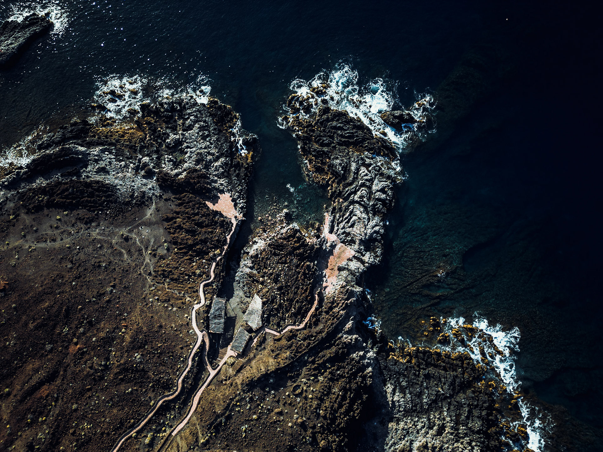 In Playa de Tacorón gibt es eine fast geschlossene Badebucht, die von den Einheimischen als Fjord bezeichnet wird. Hier tummeln sich viele exotische Fische, wie z.B. Trompetenfische