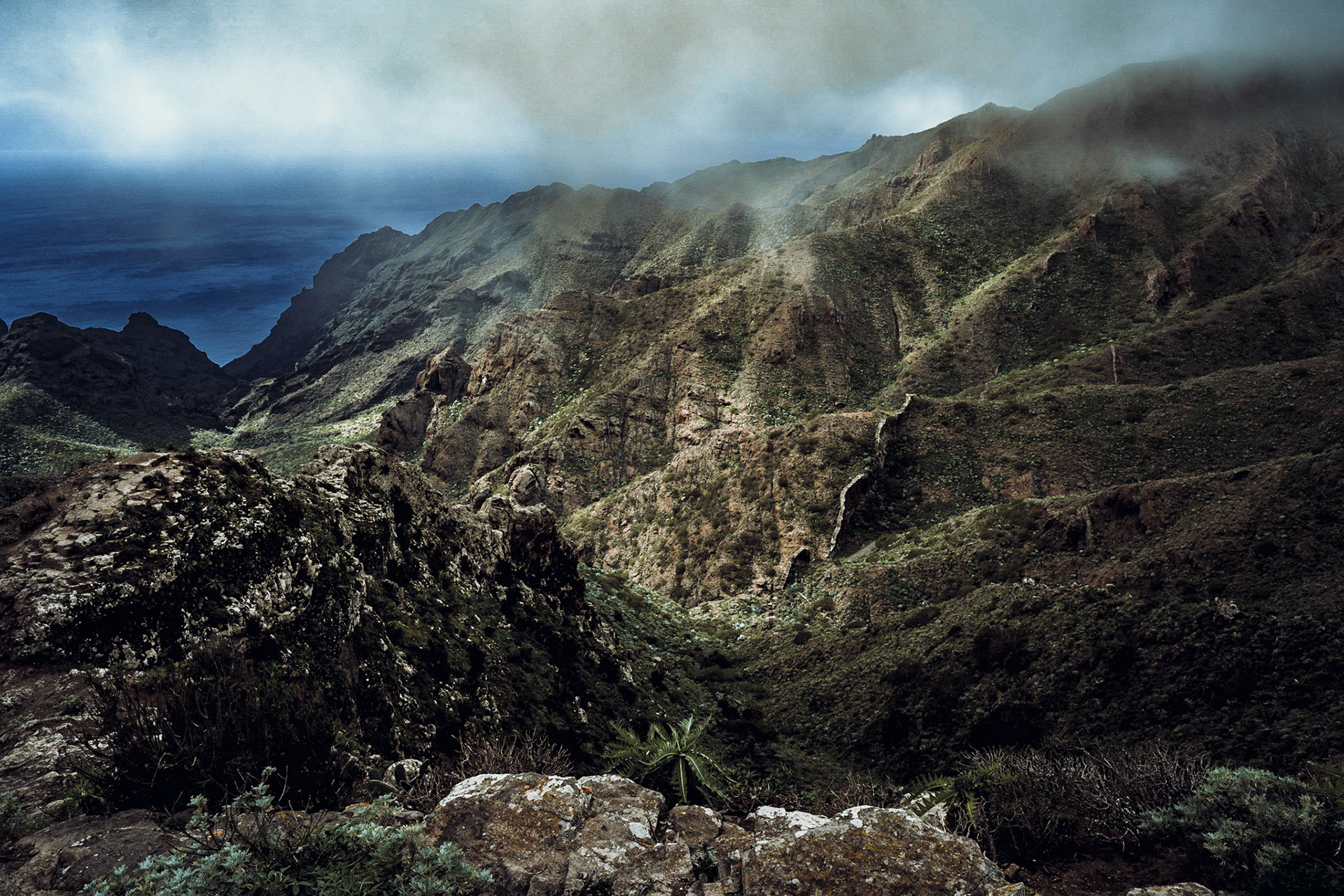 Die Bergstrasse, die hierher führt, wird nicht jedem gefallen. Steil, einspurig, Haarnadelkurven und ab und an ein Bus oder Wohnmobil als Gegenverkehr. Wohl dem, der hier ein schmales Auto fährt.