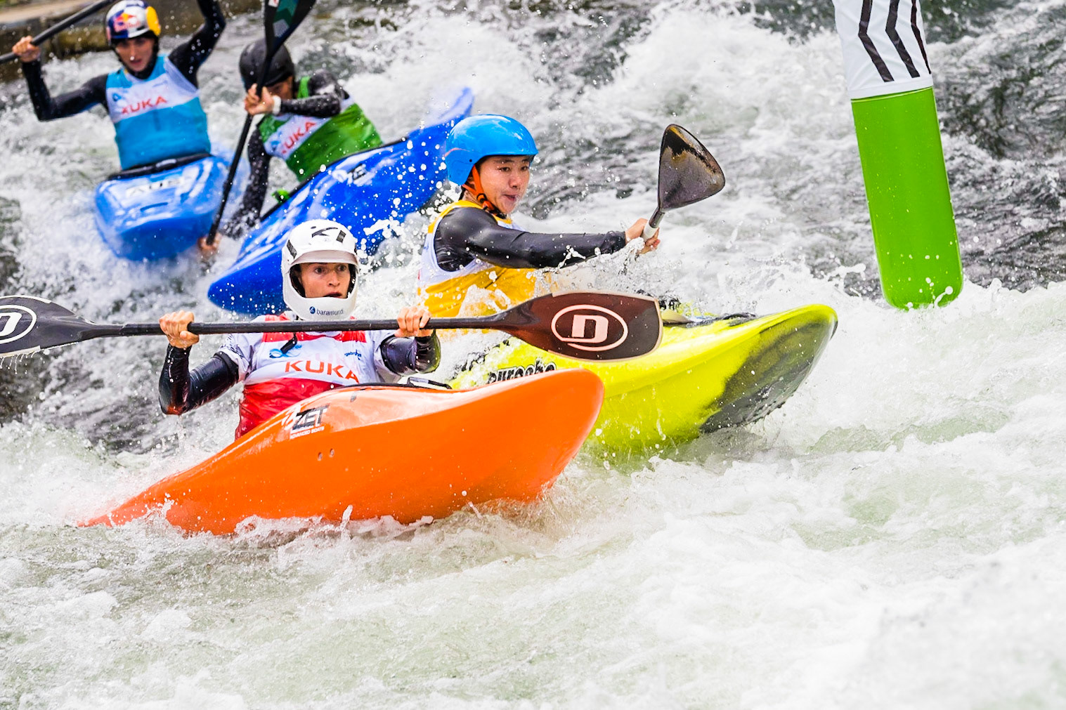 Ricarda Funk (Ger, 4), Jiahua Yan (CHN, 21), Mo Doria Vilarrubla (And, 25) und Jessica Fox (Aus, 1) im Damen Halbfinale mit Slalom Extreme WM 2022 in Augsburg, Deutschland. 50 jähriges Jubiläum der Olympiastrecke am Eiskanal. / Extreme Kayak World Championships 2022. Foto: Birke Oud/www.birkeoud.com