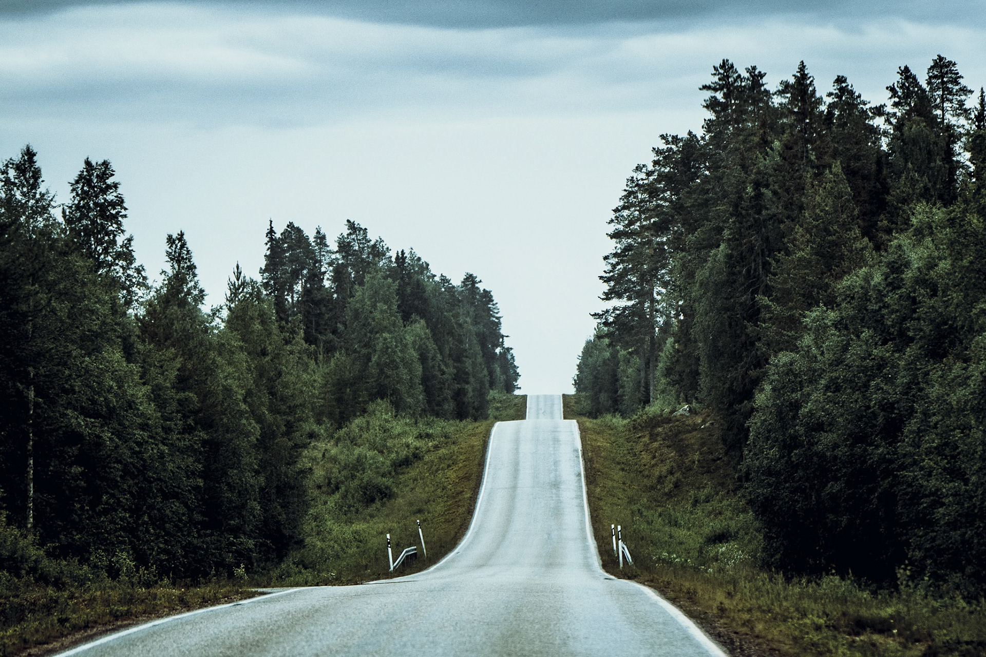 Endlose Straßen in Finnland