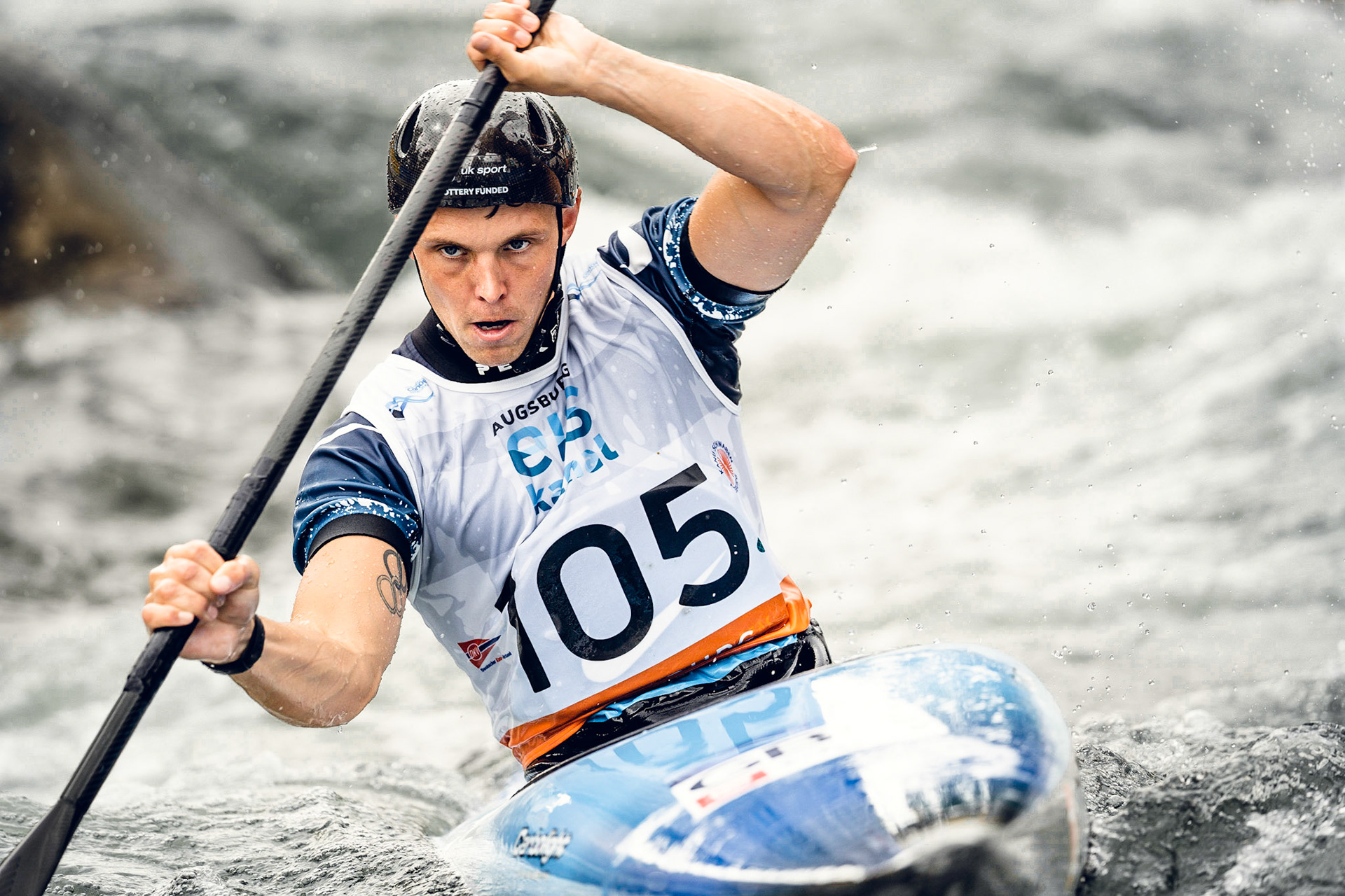 Joe Clarke (GBR) aus Grossbritannien im Herren Kajak (K1M). ICF Kanuslalom WM 2022 in Augsburg, Deutschland. 50 jähriges Jubiläum der Olympiastrecke am Eiskanal. / 2022 ICF Canoe Slalom World Championships. Foto: Birke Oud/www.birkeoud.com