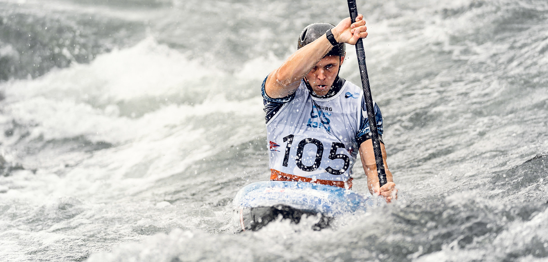 Joe Clarke (GBR) aus Grossbritannien im Herren Kajak (K1M). ICF Kanuslalom WM 2022 in Augsburg, Deutschland. 50 jähriges Jubiläum der Olympiastrecke am Eiskanal. / 2022 ICF Canoe Slalom World Championships. Foto: Birke Oud/www.birkeoud.com