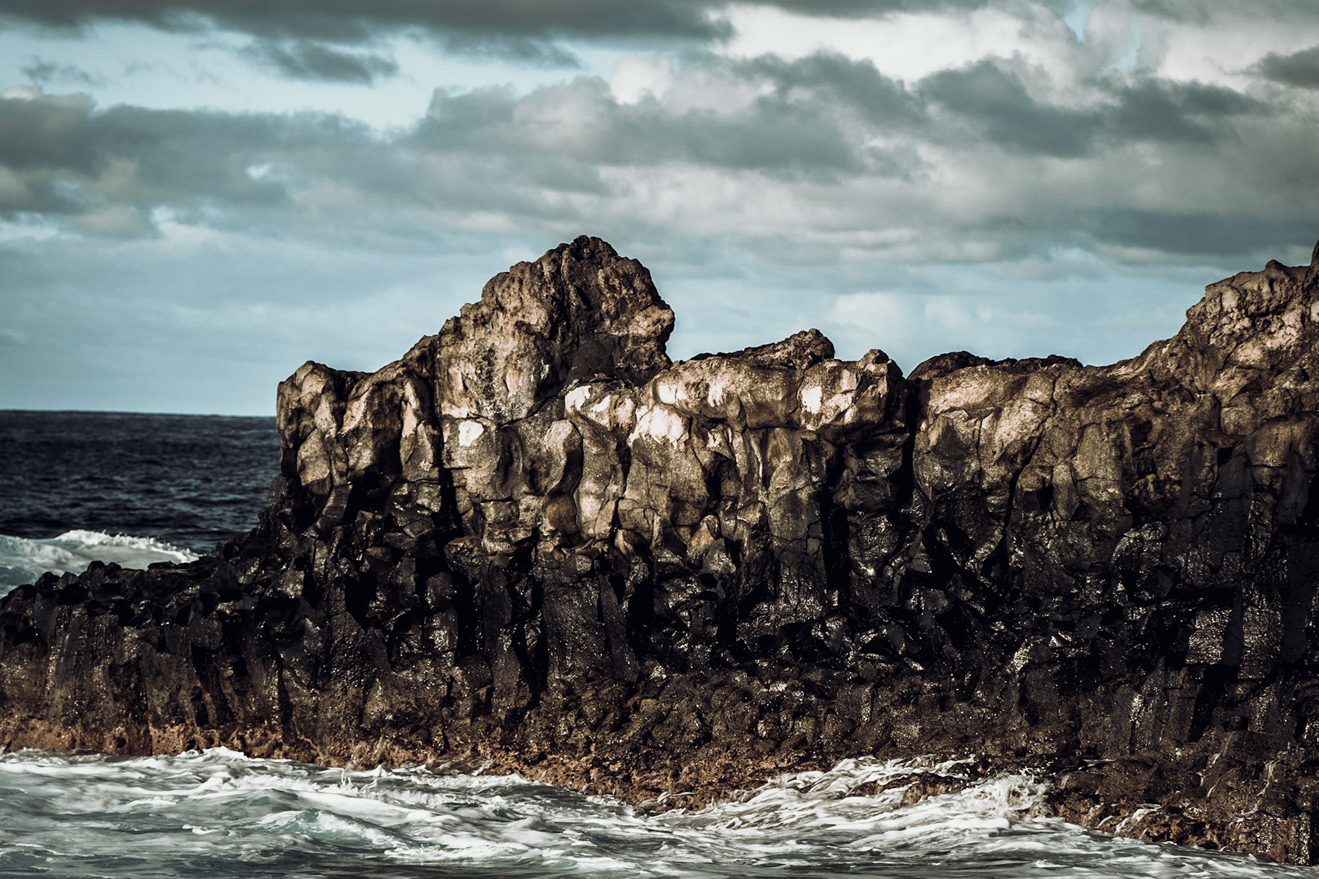 Basaltformationen zieren die Lavaküste