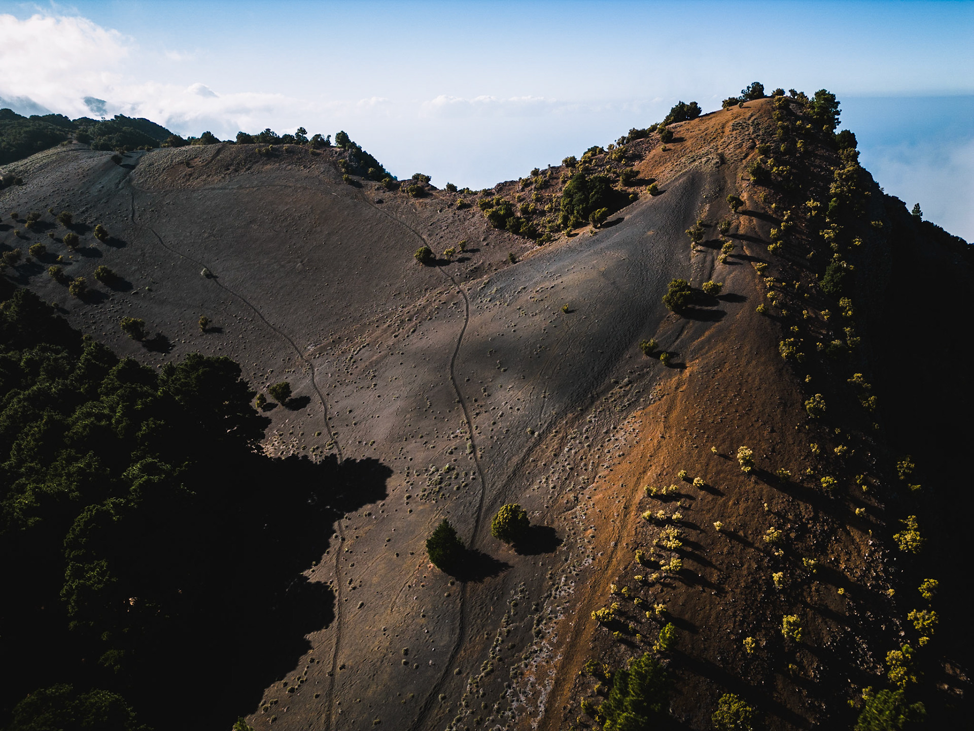 Ein staubiges Aschefeld oben am Vulkankrater