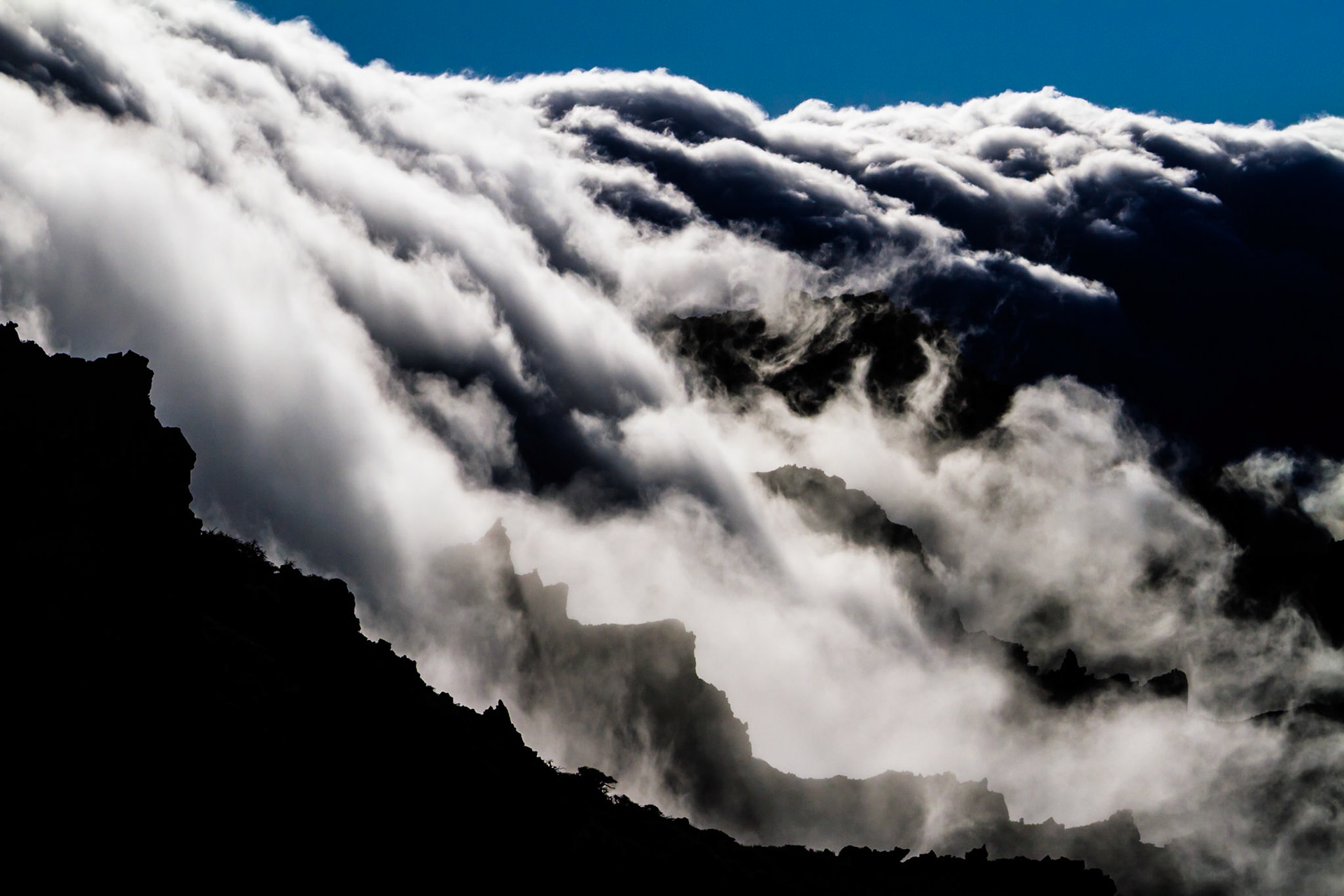 Wolkenfall über dem Vulkankrater