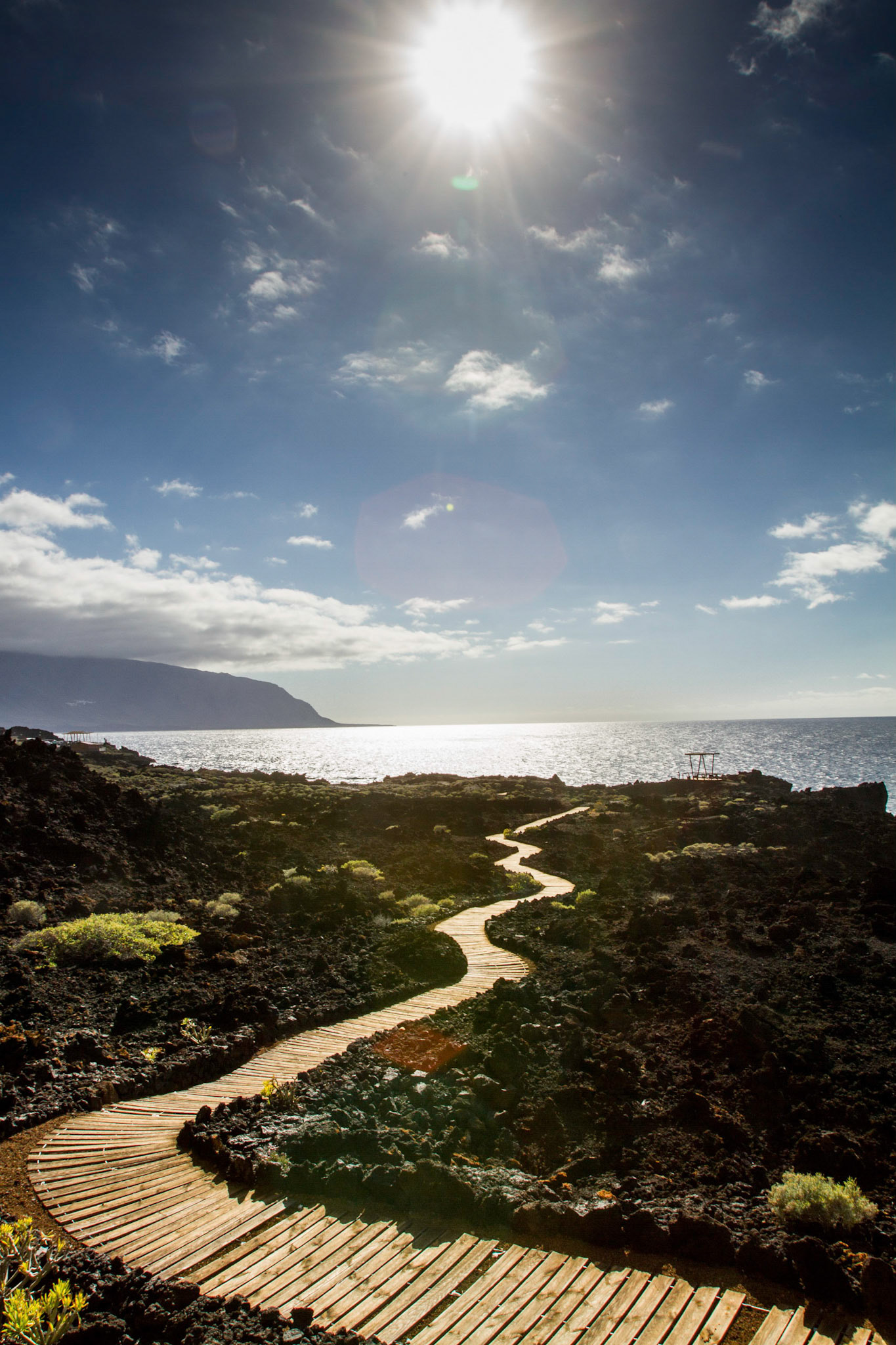 Ein einsamer Wanderweg schlängelt sich durch das Lavafeld. Auf dem Weg von La Maceta nach Las Puntas. Der Weg führt auf Holzplanken durch ein weites Lavafeld an der Felsküste entlang. Einsam und sehr idyllisch. 