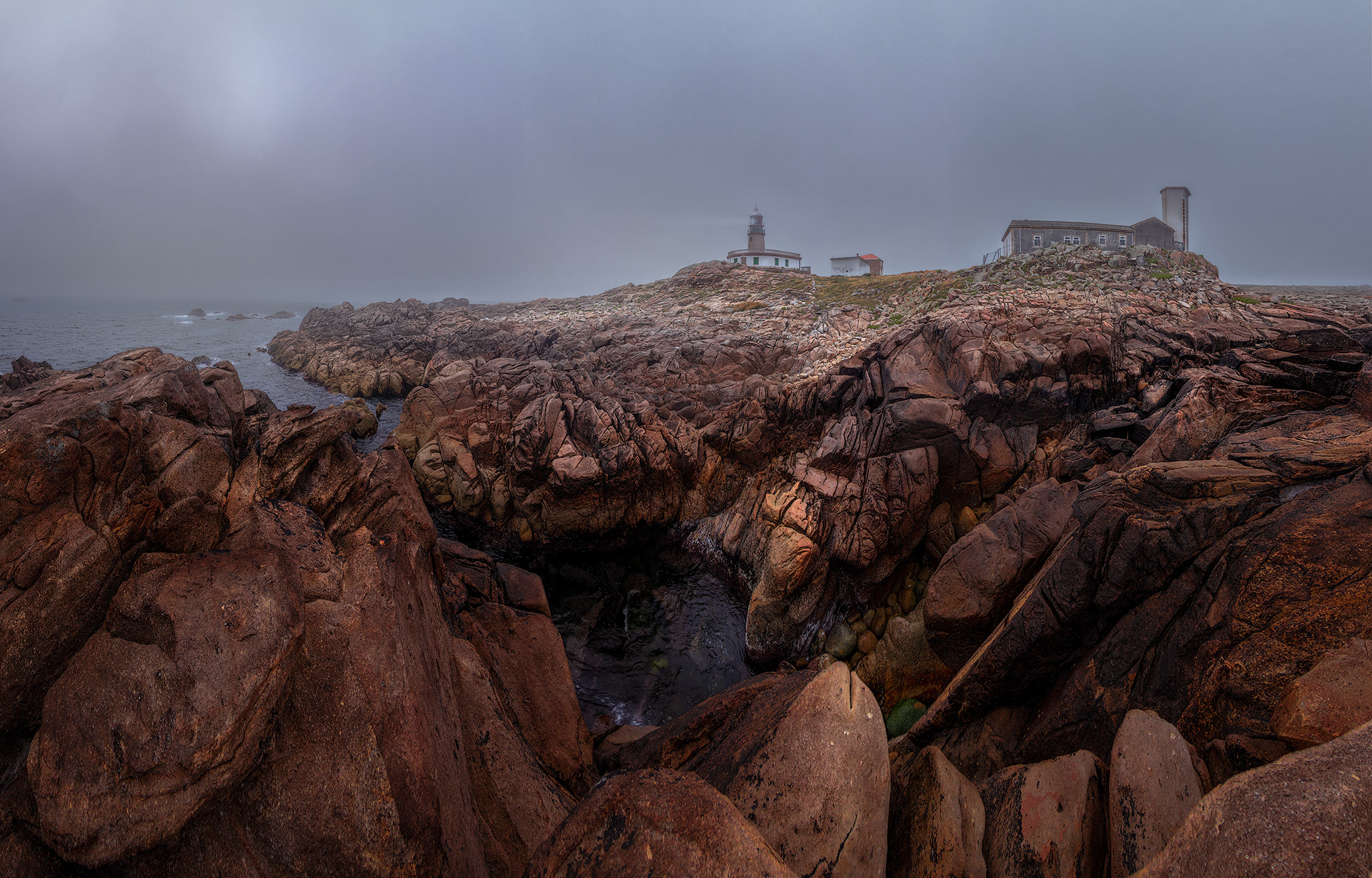 Faro Corrubedo en la Niebla