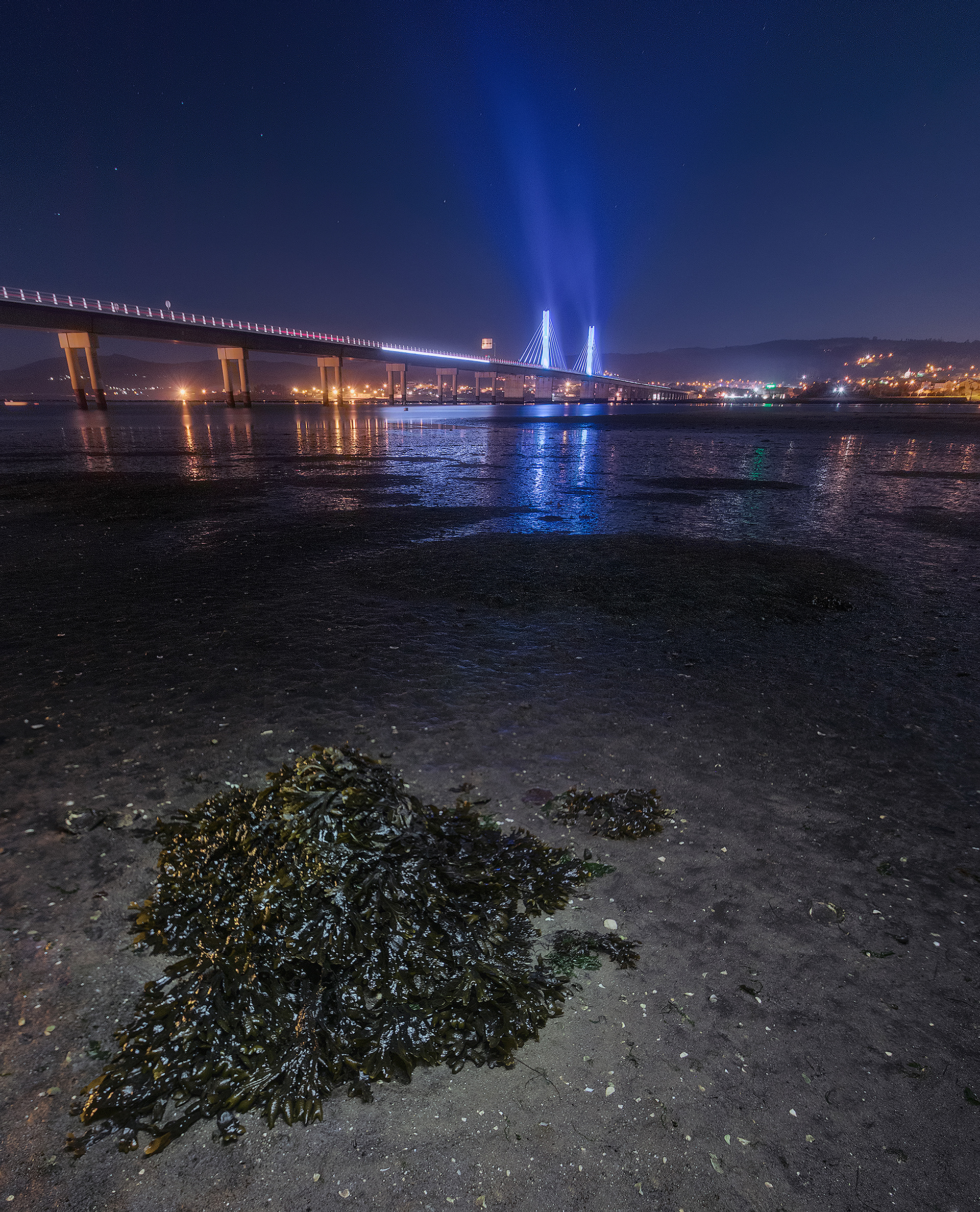 Vista del piente que cruza la ria de Noia visto desde la Playa del testal