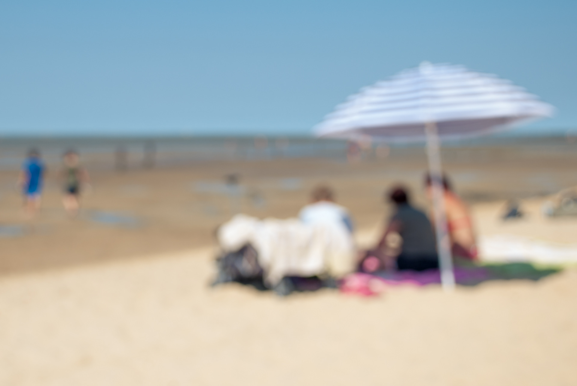 Veronika Rauch - Strandtag am Meer mit Sonnenschirm und Menschen