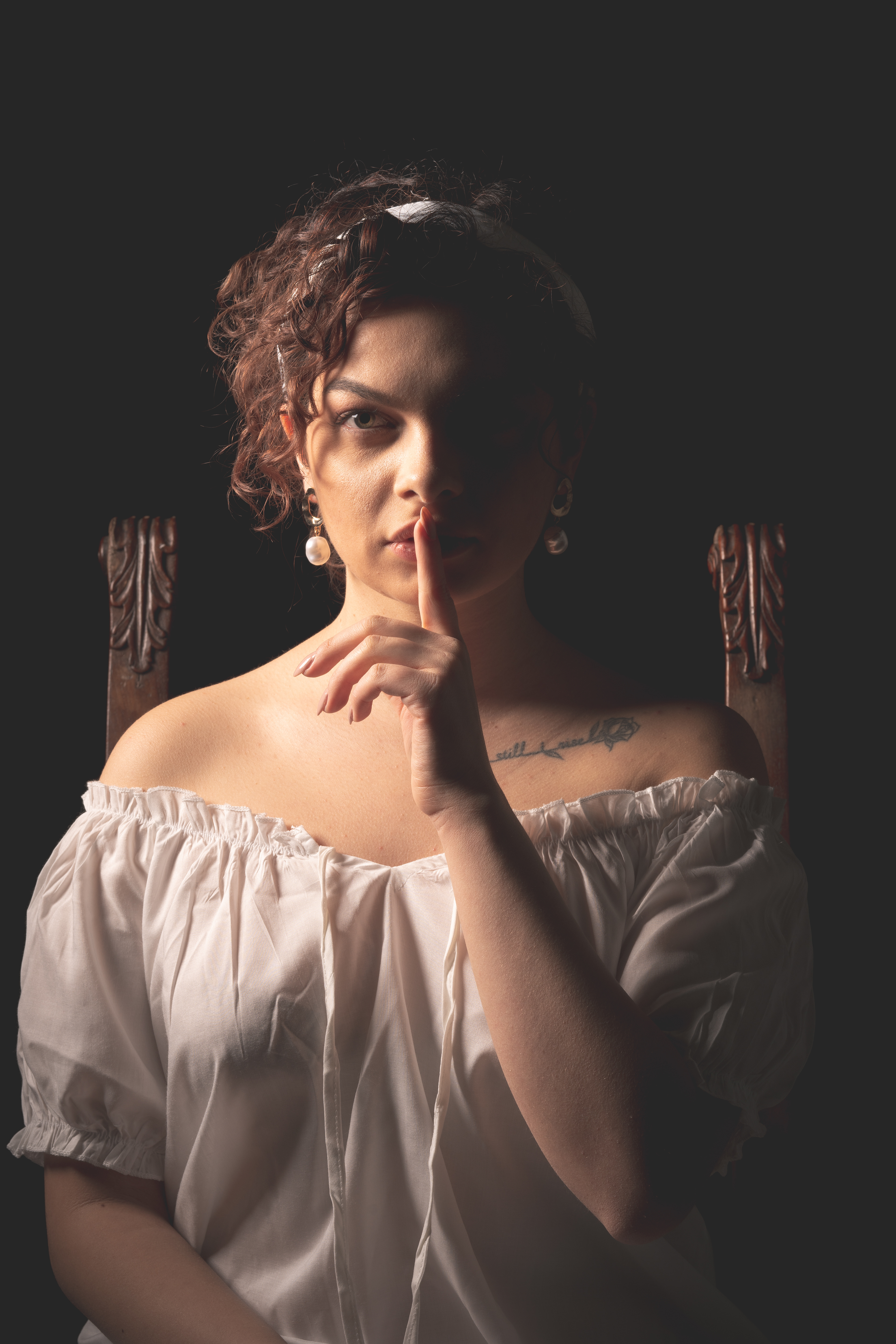Veronika Rauch - Frau mit Finger am Mund