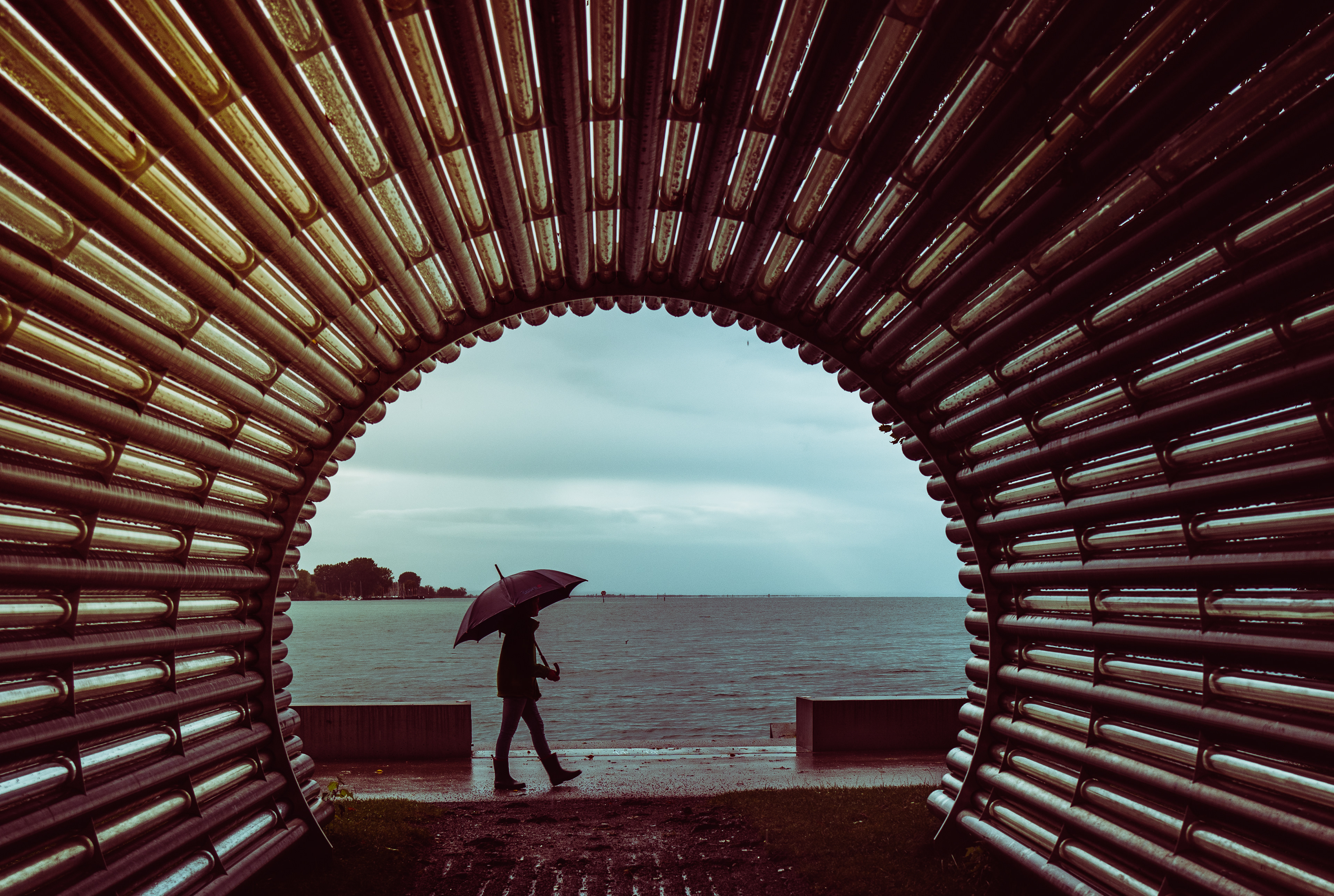 Veronika Rauch - Kind mit Regenschirm am See durch einen Tunnel