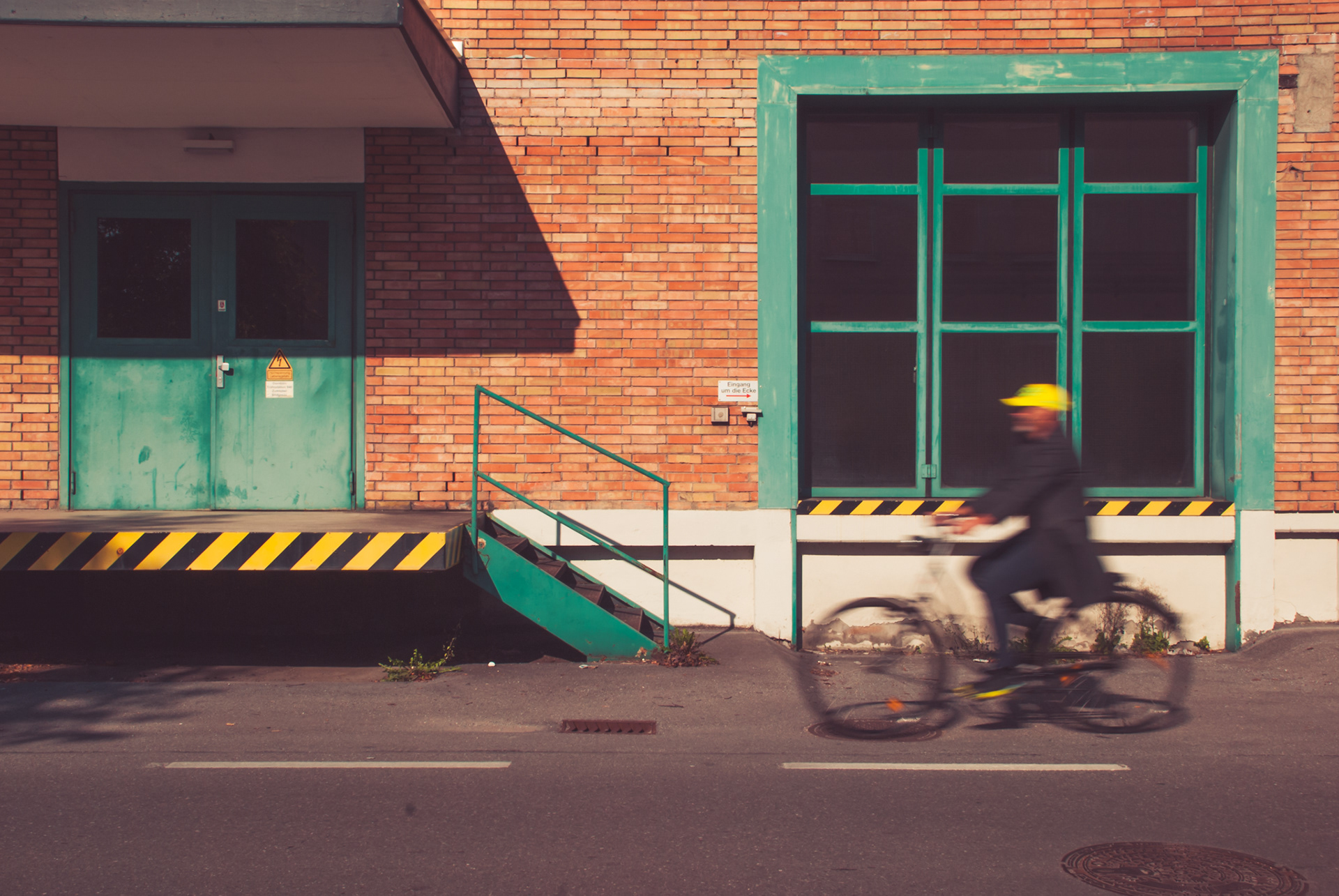 Veronika Rauch - Radfahrer vor alter Fabrik