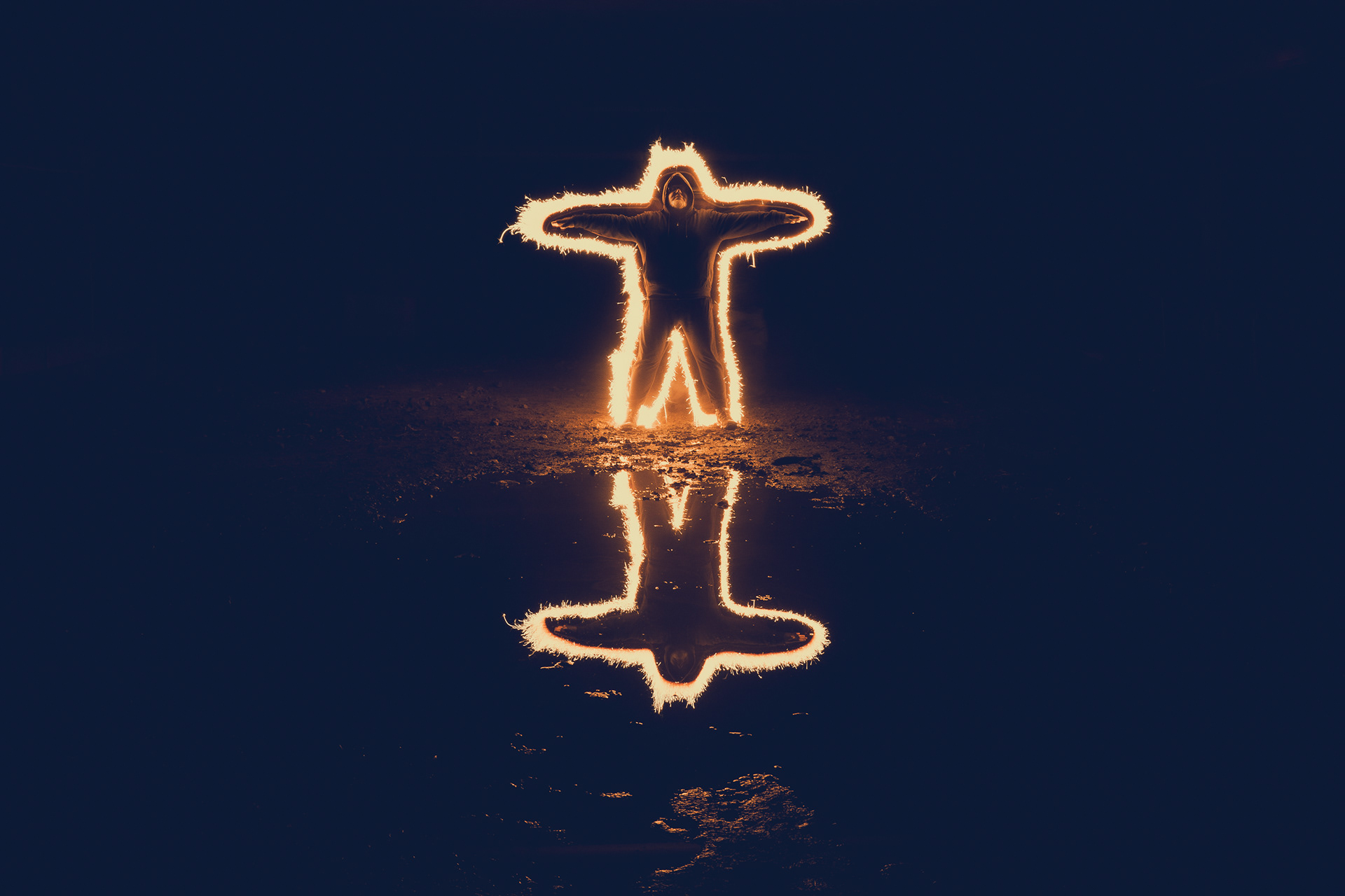 Veronika Rauch - Spiegelung von Mann mit Lichterkranz