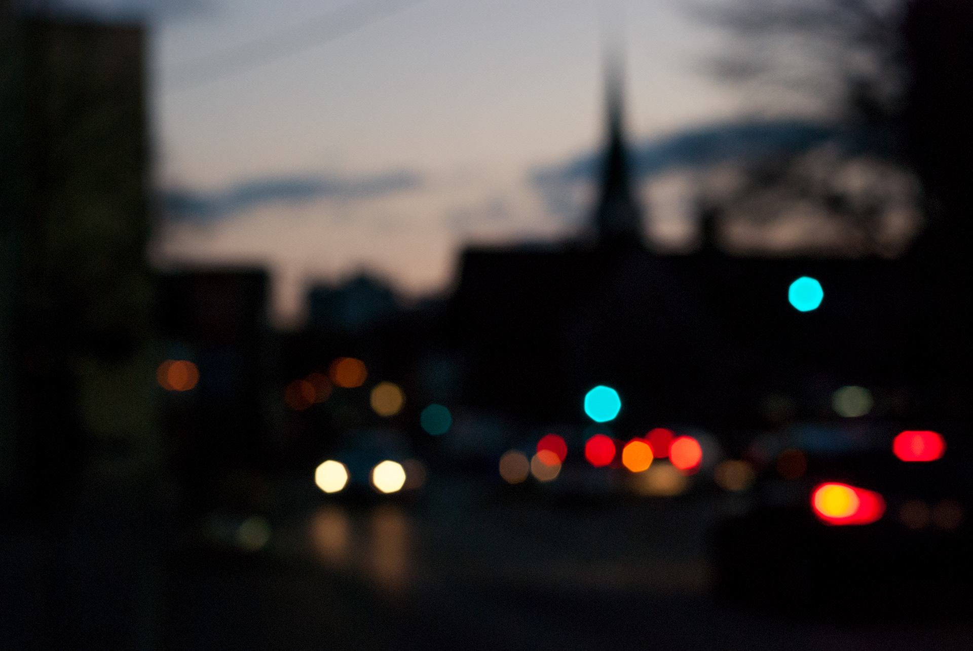 Veronika Rauch - Abendstimmung in Stadt mit unscharfen Lichtern