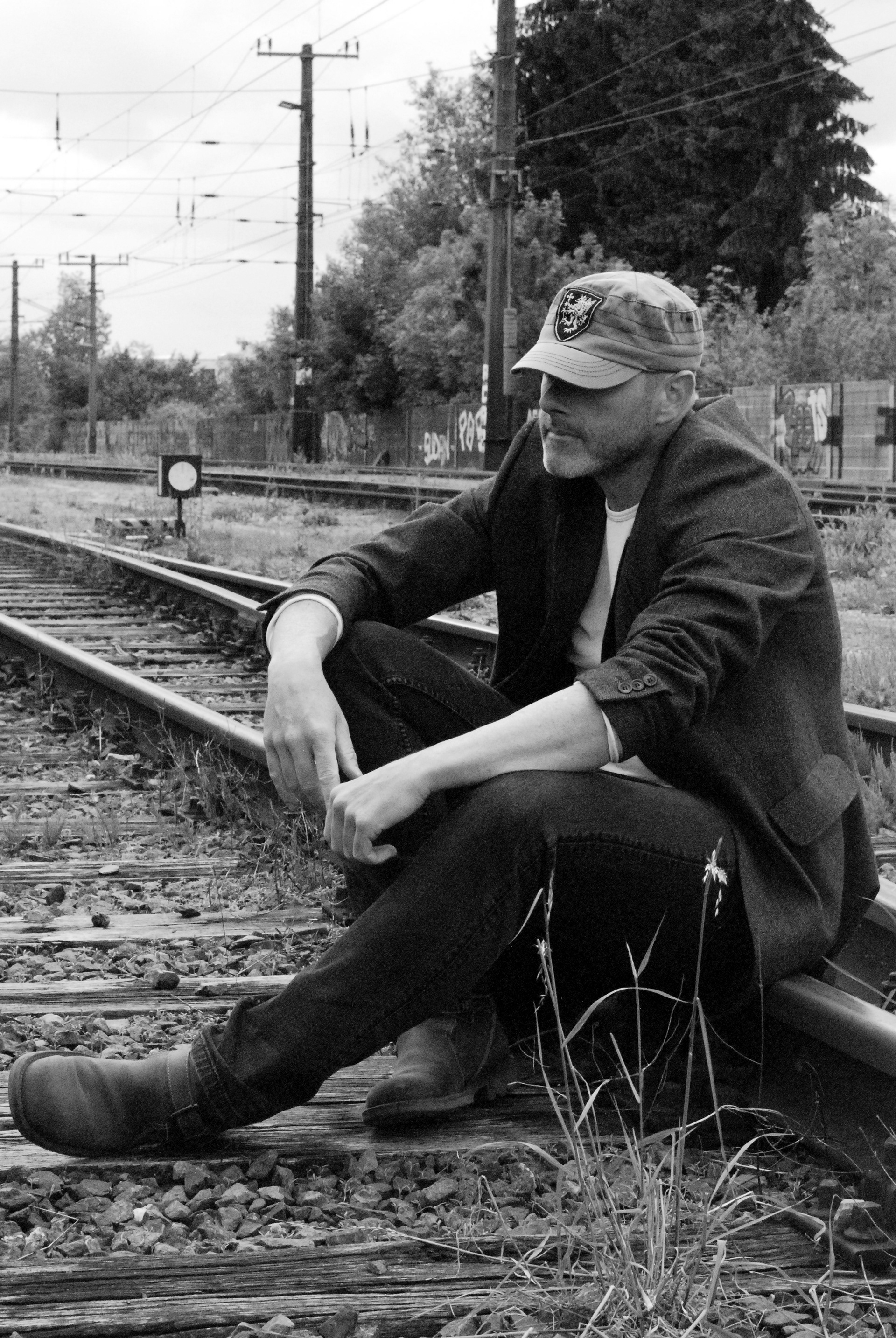 Veronika Rauch - Mann auf dem Gleis sitzend