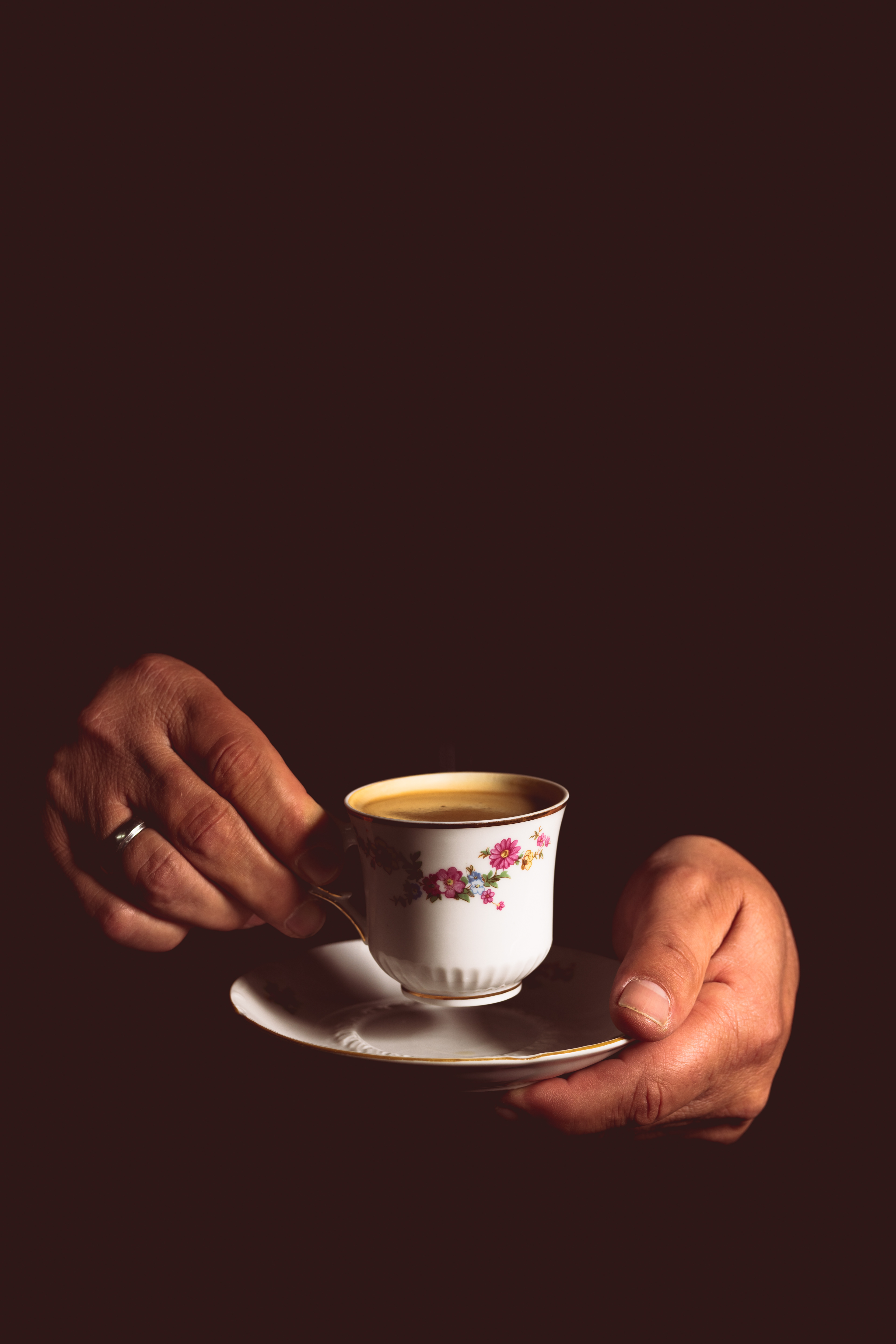 Veronika Rauch - Maennerhaende halten eine Tasse Kaffee