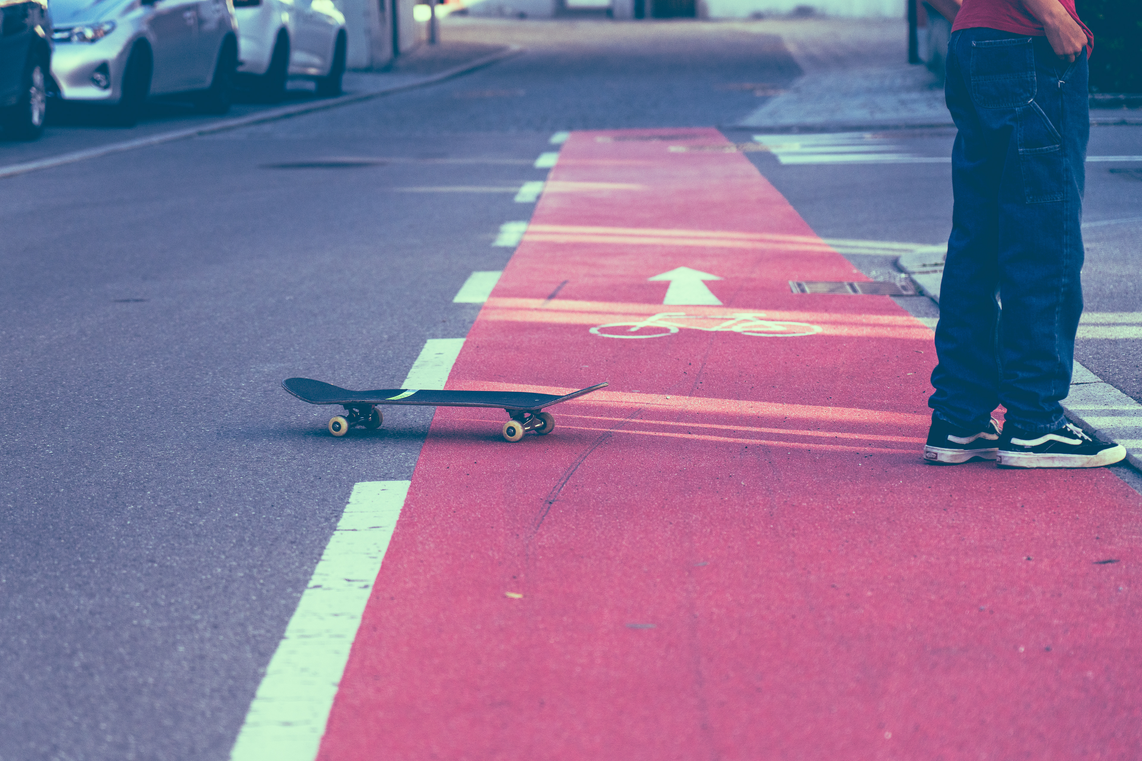 Veronika Rauch - Beine und Skateboard auf einem Fahrradweg