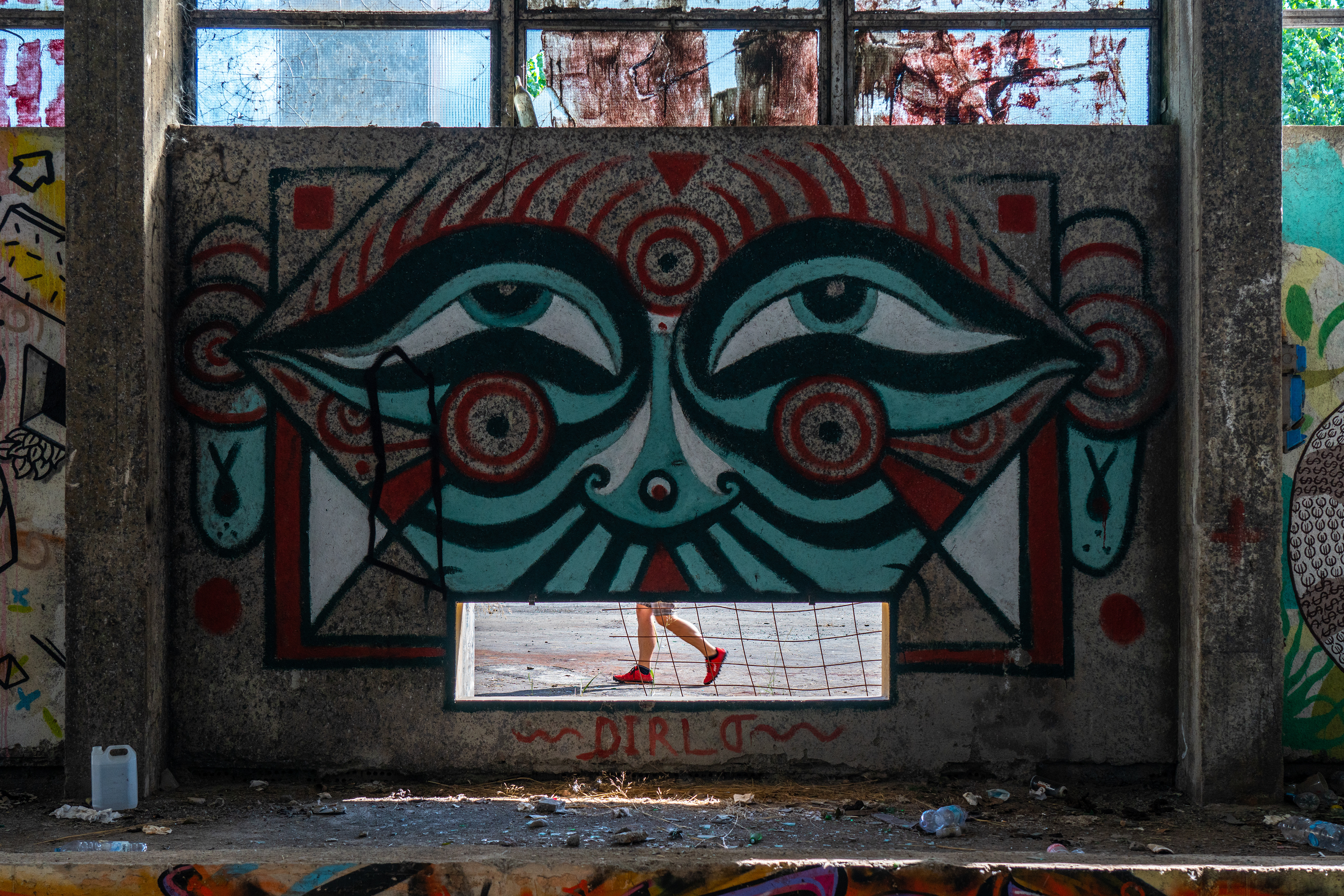 Veronika Rauch - Beine und Graffiti in einer verlassenen Fabrik