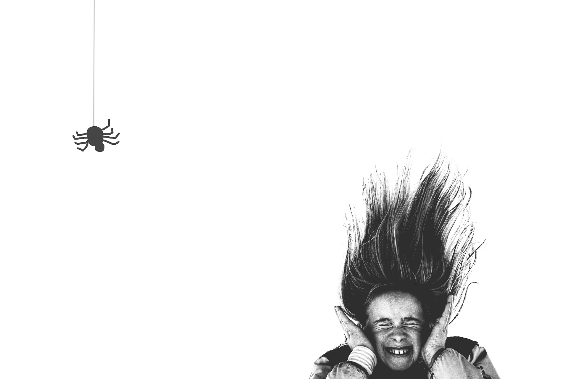 Veronika Rauch - aengstliches Maedchen mit gemalter Spinne