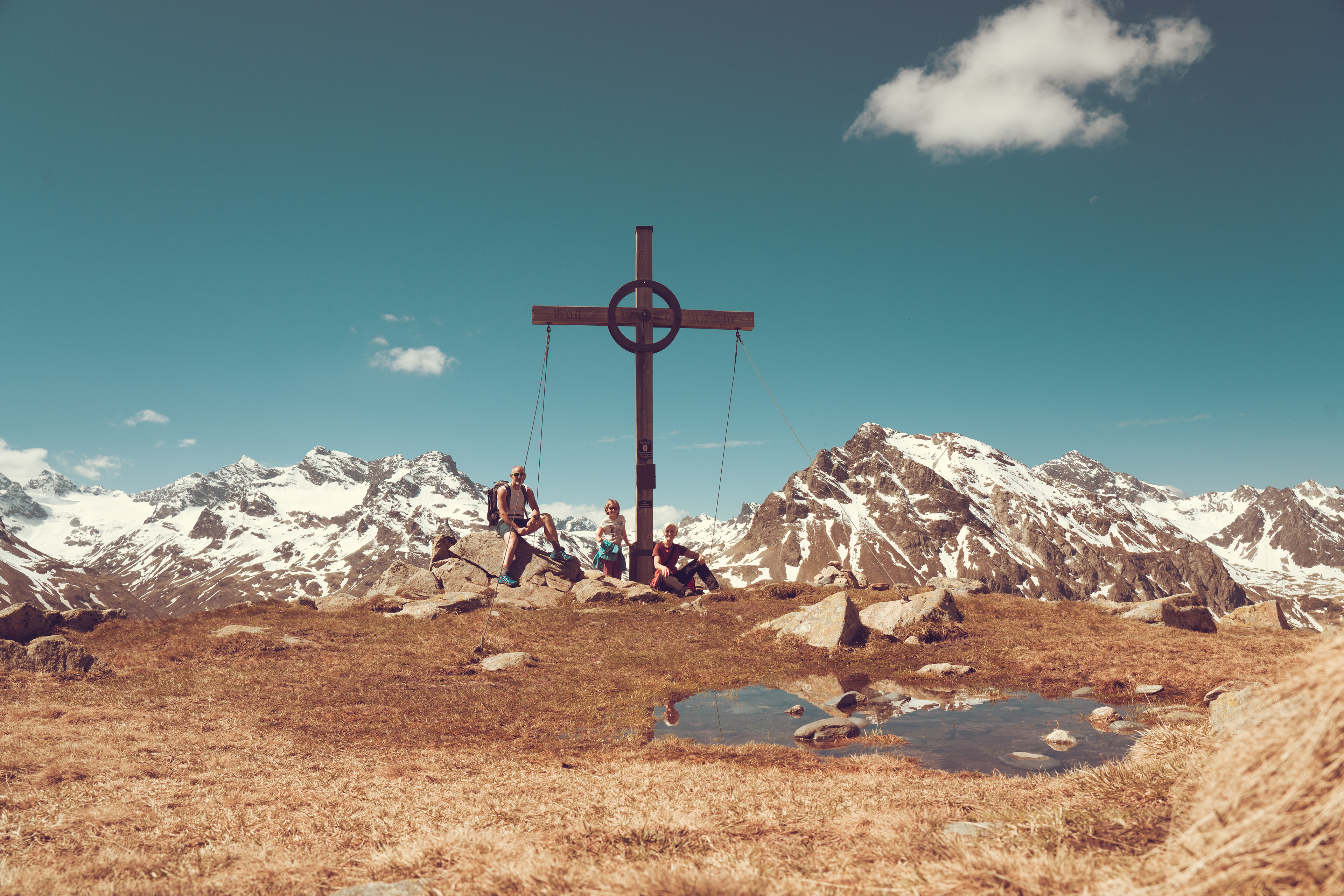 Veronika Rauch - Menschen am Bielerkopf mit Gipfelkreuz