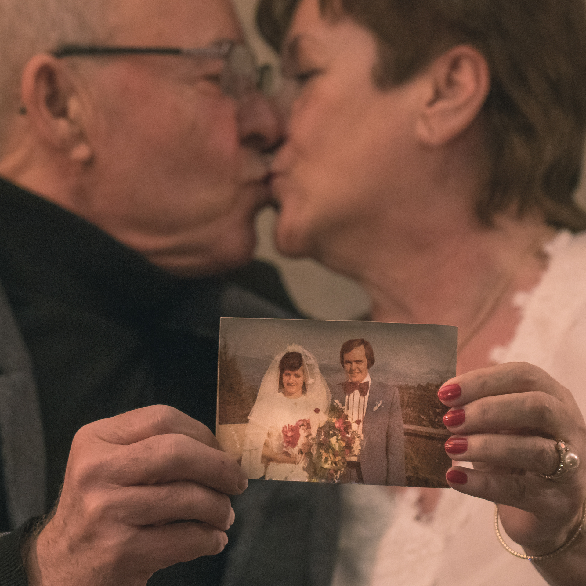 Veronika Rauch - Brautpaar küssend bei goldener Hochzeit