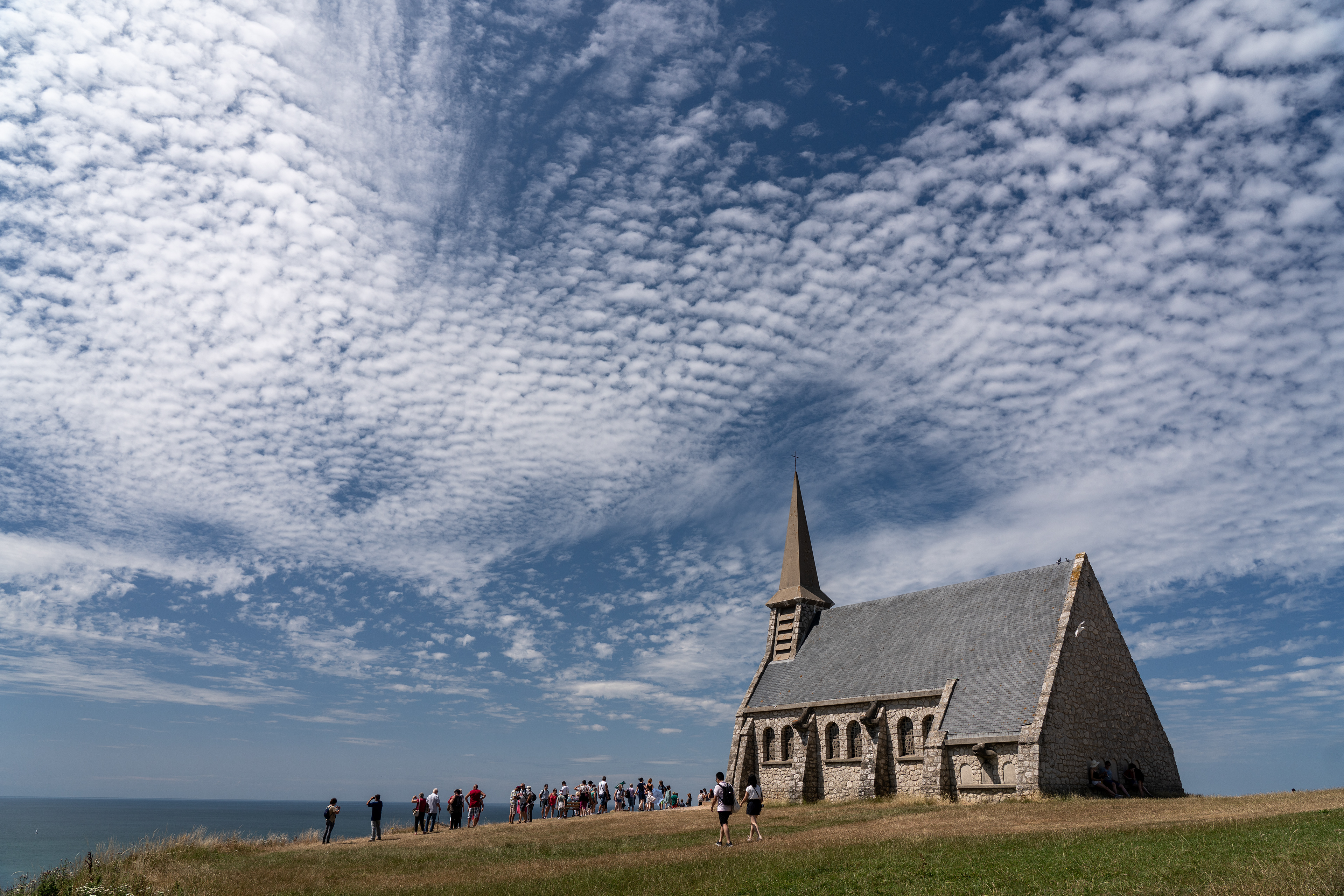 Veronika Rauch - Kirche Etretat mit Wolken am Tag