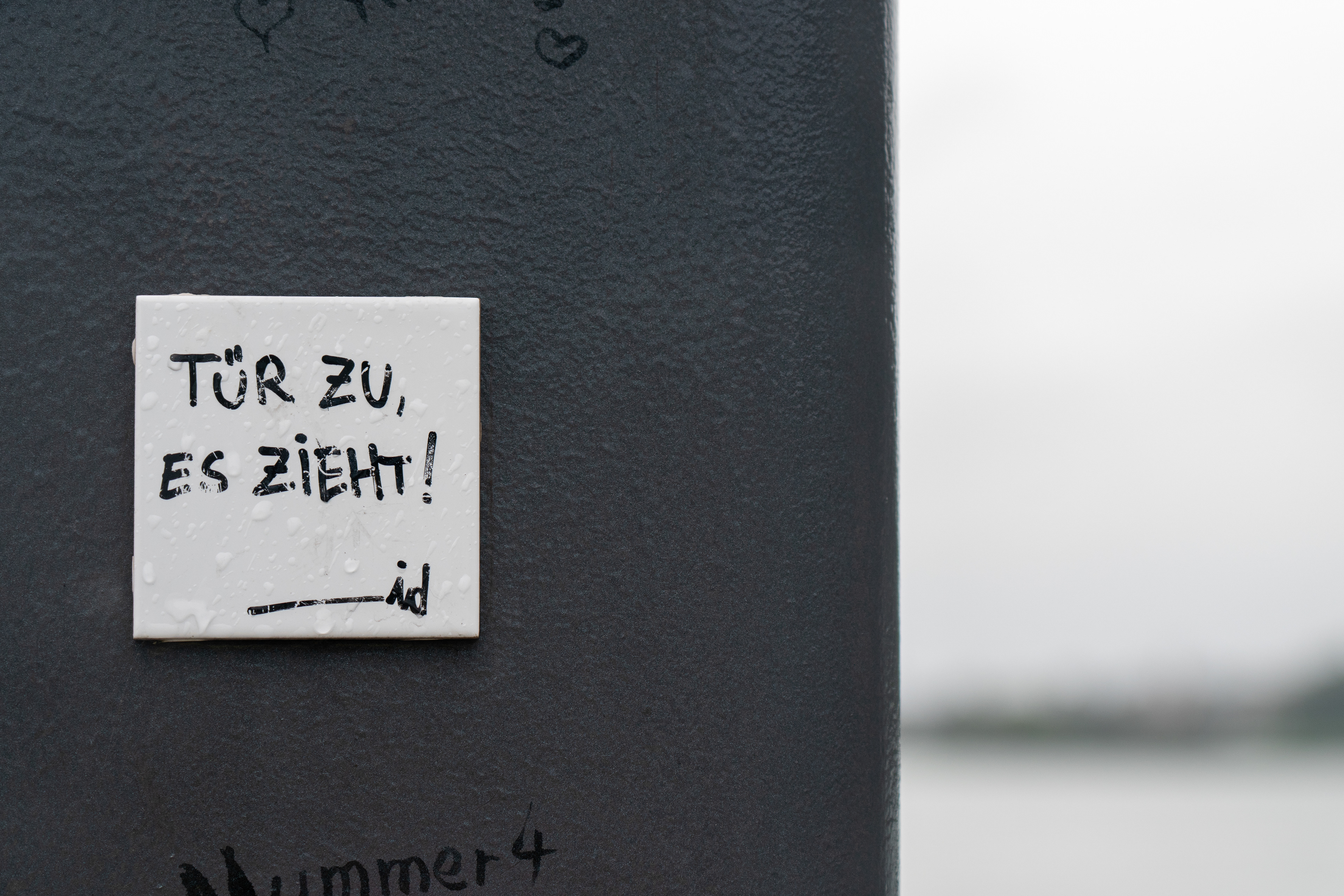 Veronika Rauch - Tafel mit schwarzem Schriftzug
