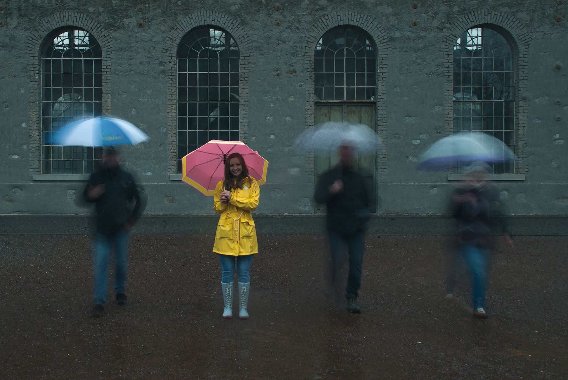 Veronika Rauch - im Regen stehende Frau mit Schirm