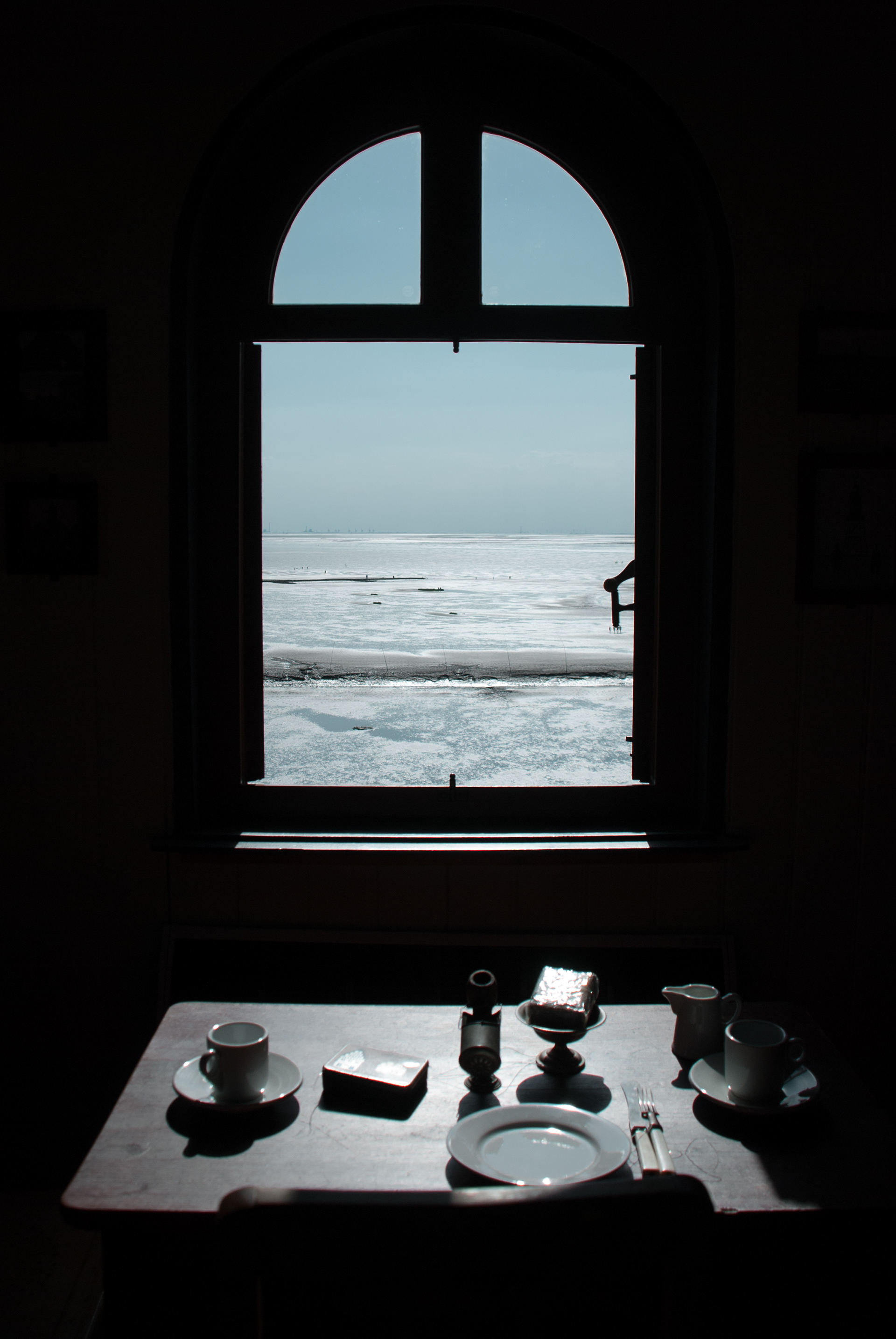 Veronika Rauch - Fenster und Tisch mit Geschirr